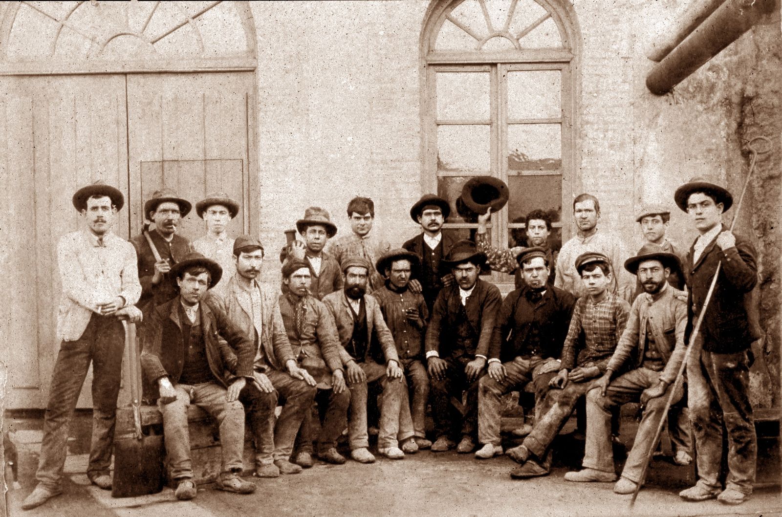 Un grupo de mineros en Bédar.