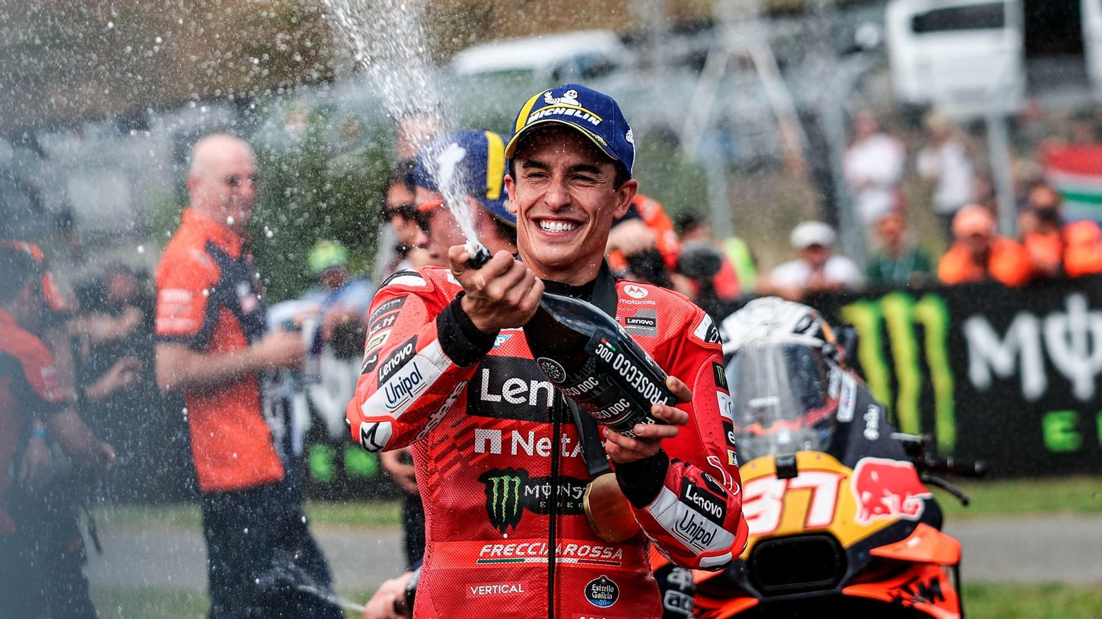 Marc Márquez celebra su victoria en la carrera al sprint en Brno