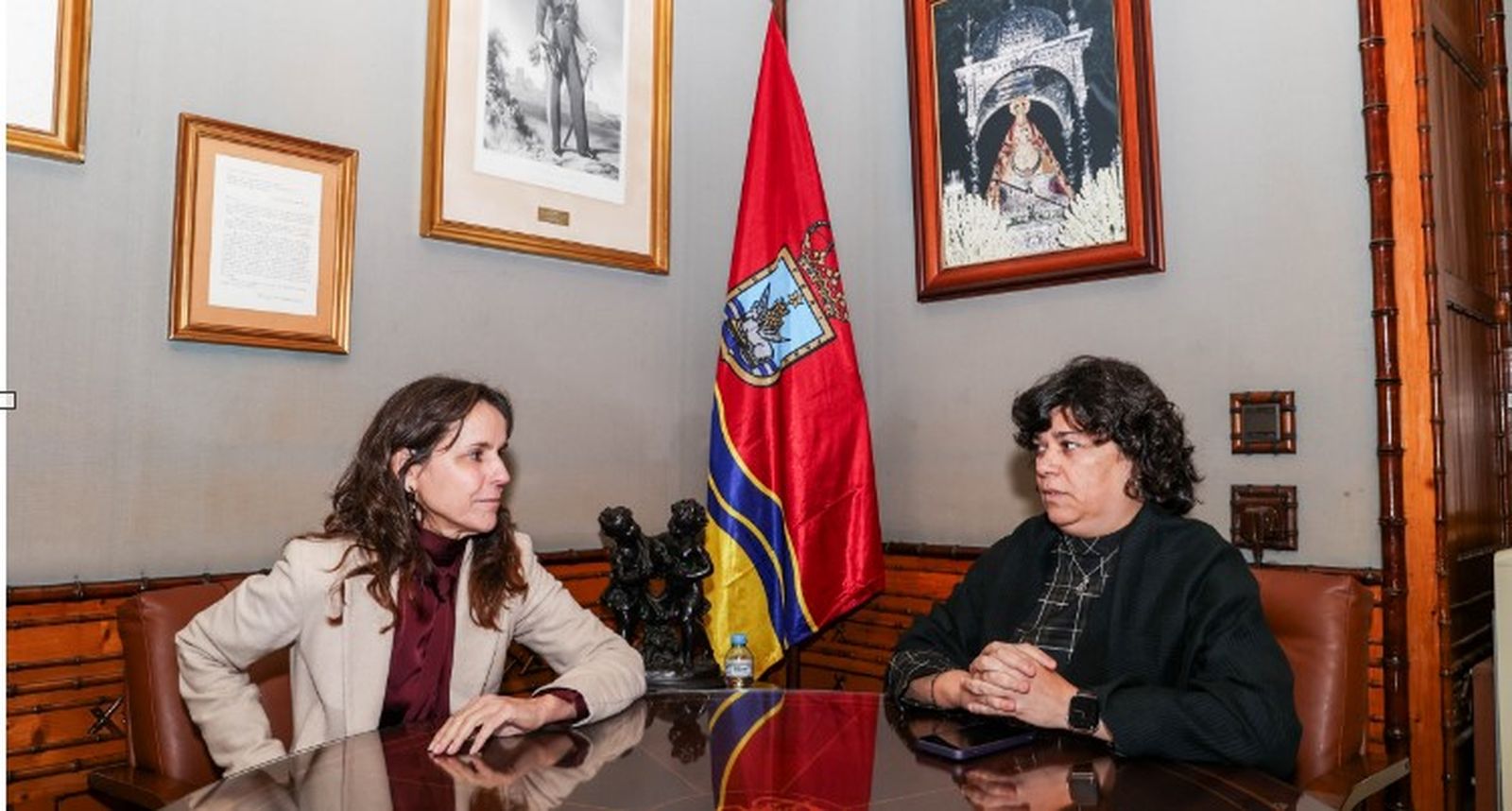Helena Rivero (i), presidenta de Bodegas Tradición y TransforState, junto a la alcaldesa de Sanlúcar.