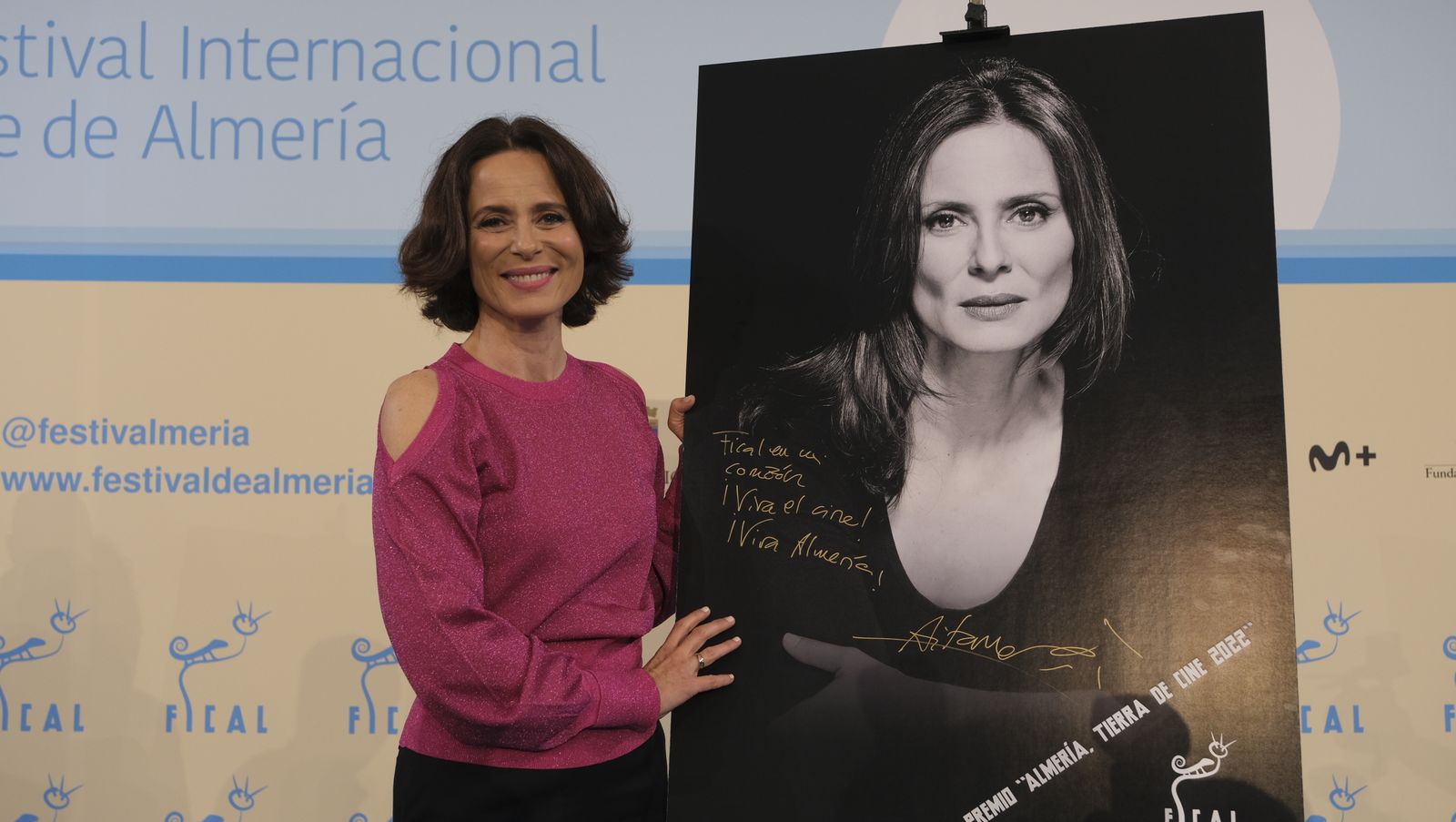 Aitana Sánchez-Gijón posa junto a una fotografía suya en Diputación.