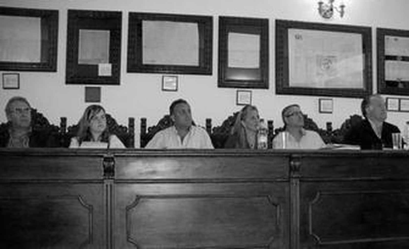 Alicia Moreno (izquierda) y Antonio Jiménez (d), en un Pleno junto a Gil.