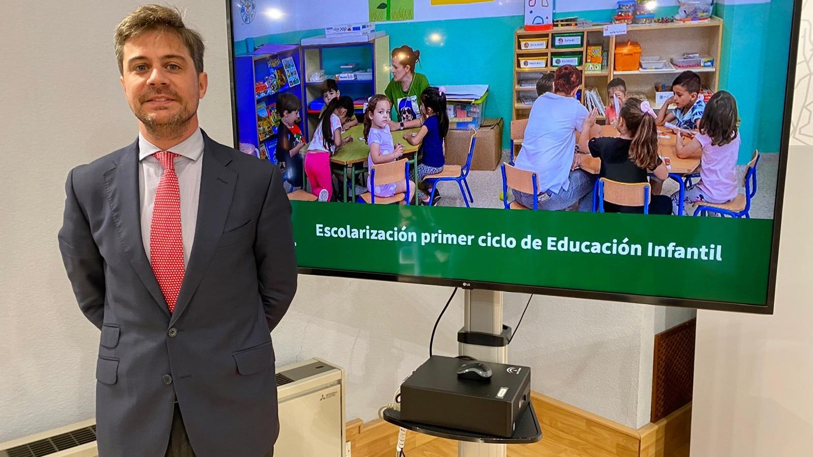 El delegado de Desarrollo Educativo y Formación Profesional, Diego Copé, duranta la presentación del proceso de escolarización
