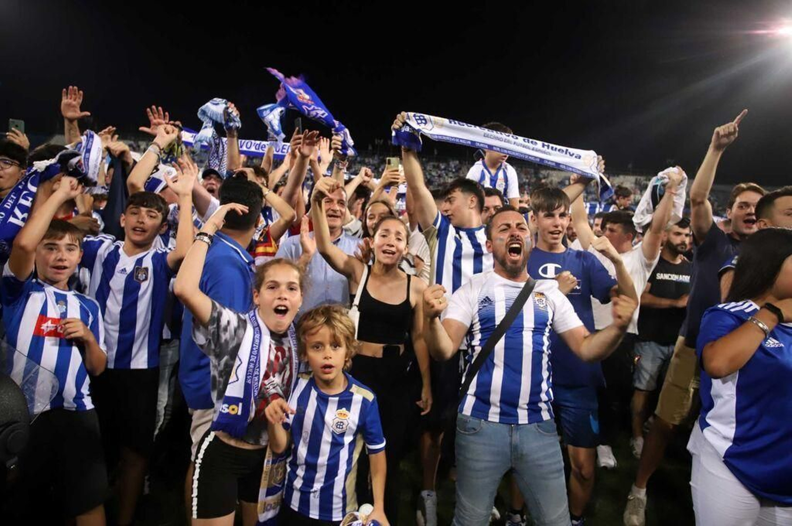 Los aficionados del Recreativo de Huelva celebran el ascenso a Primera RFEF.