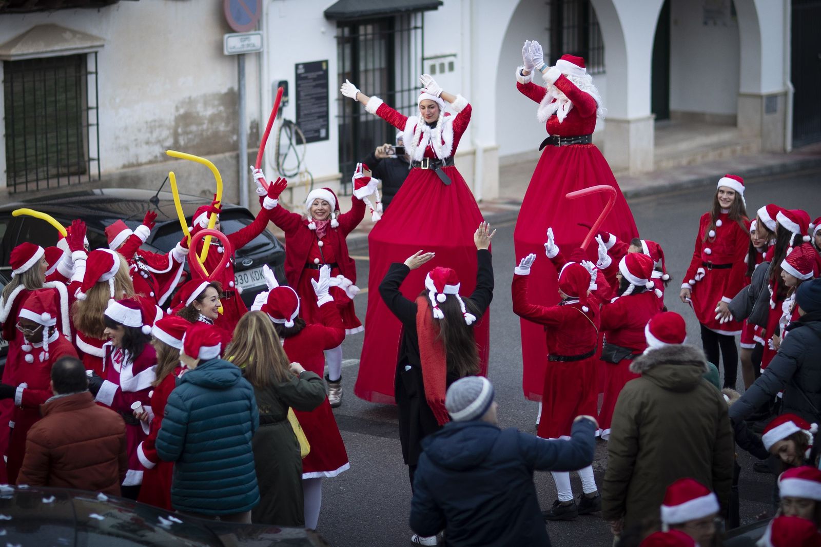 Única en España: las mejores imágenes de la cabalgata con 200 Mamá Noel en Otura
