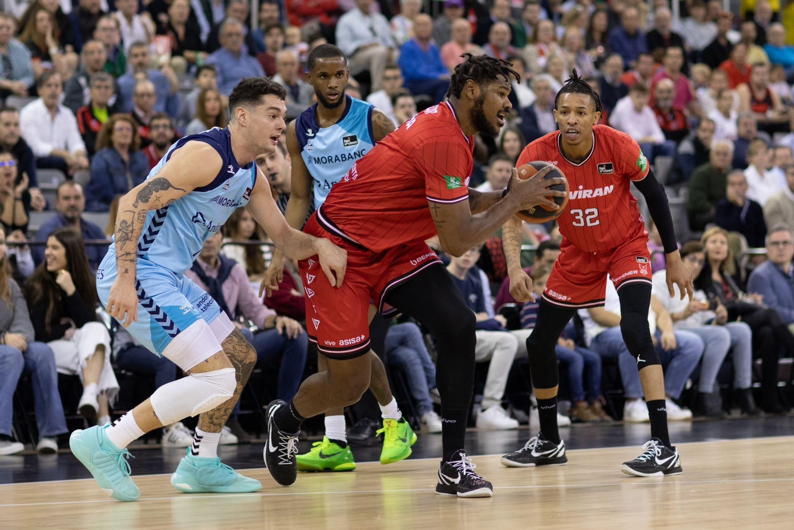 Felicio se lleva el balón ante un rival en el partido de este domingo