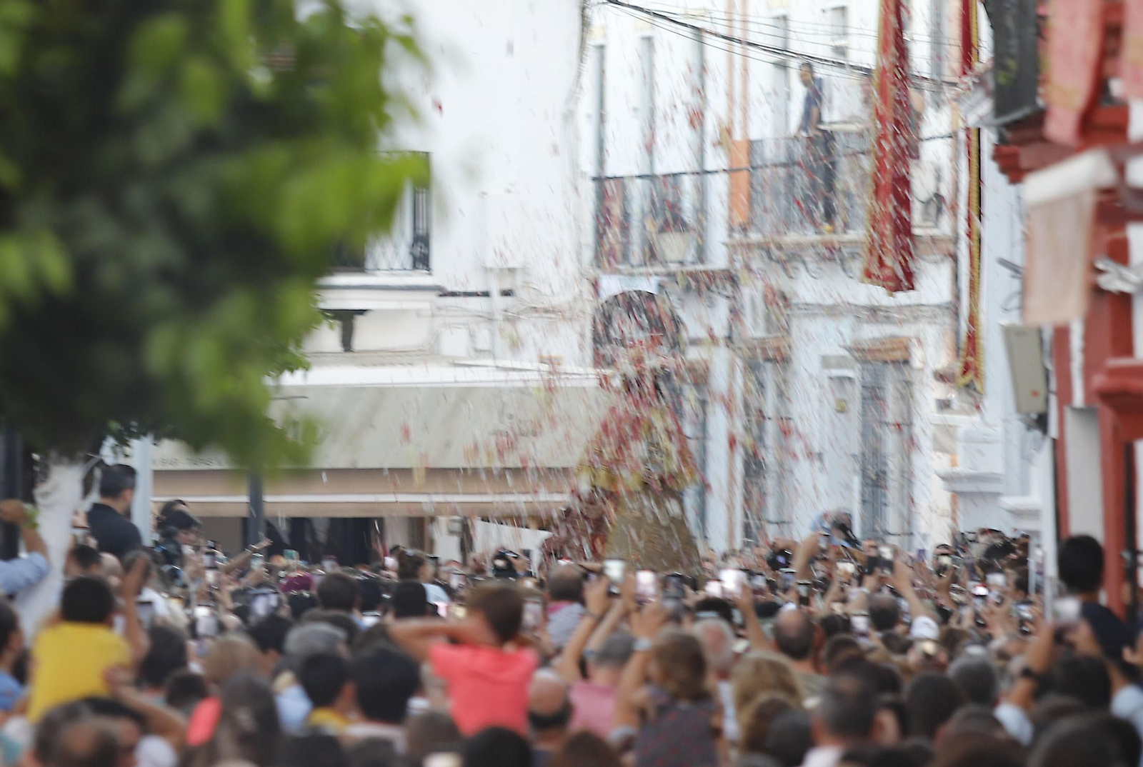 La Virgen del Rocío recorre las calles de Almonte hacia el Chaparral para el inicio del Camino de los Llanos