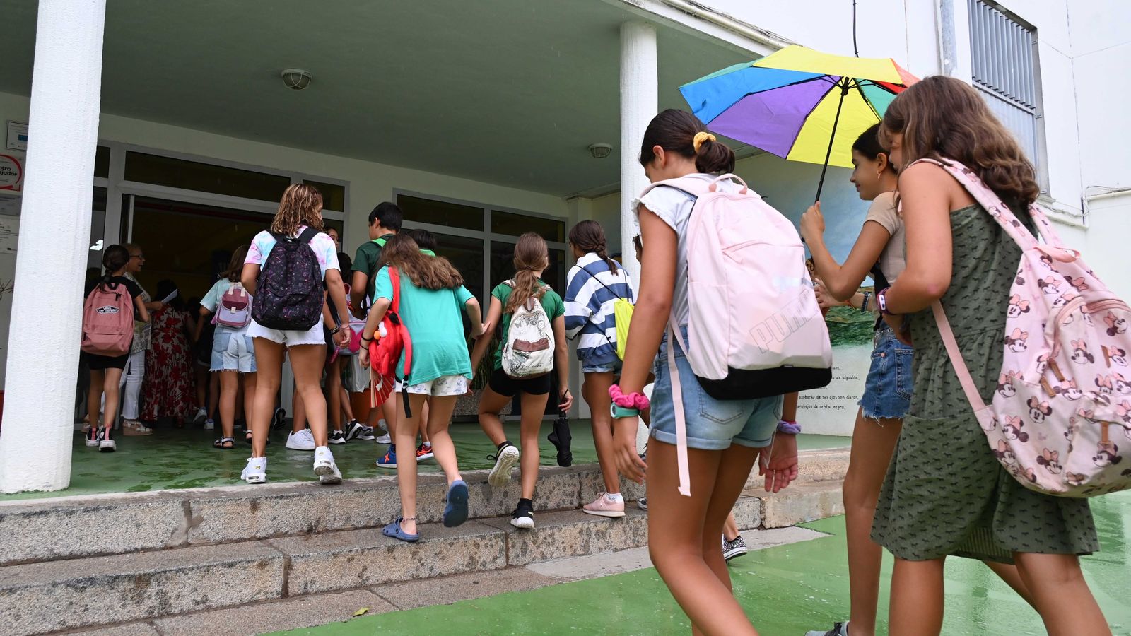 Alumnos entrando en el colegio Juan Ramón Jiménez de Tomares.