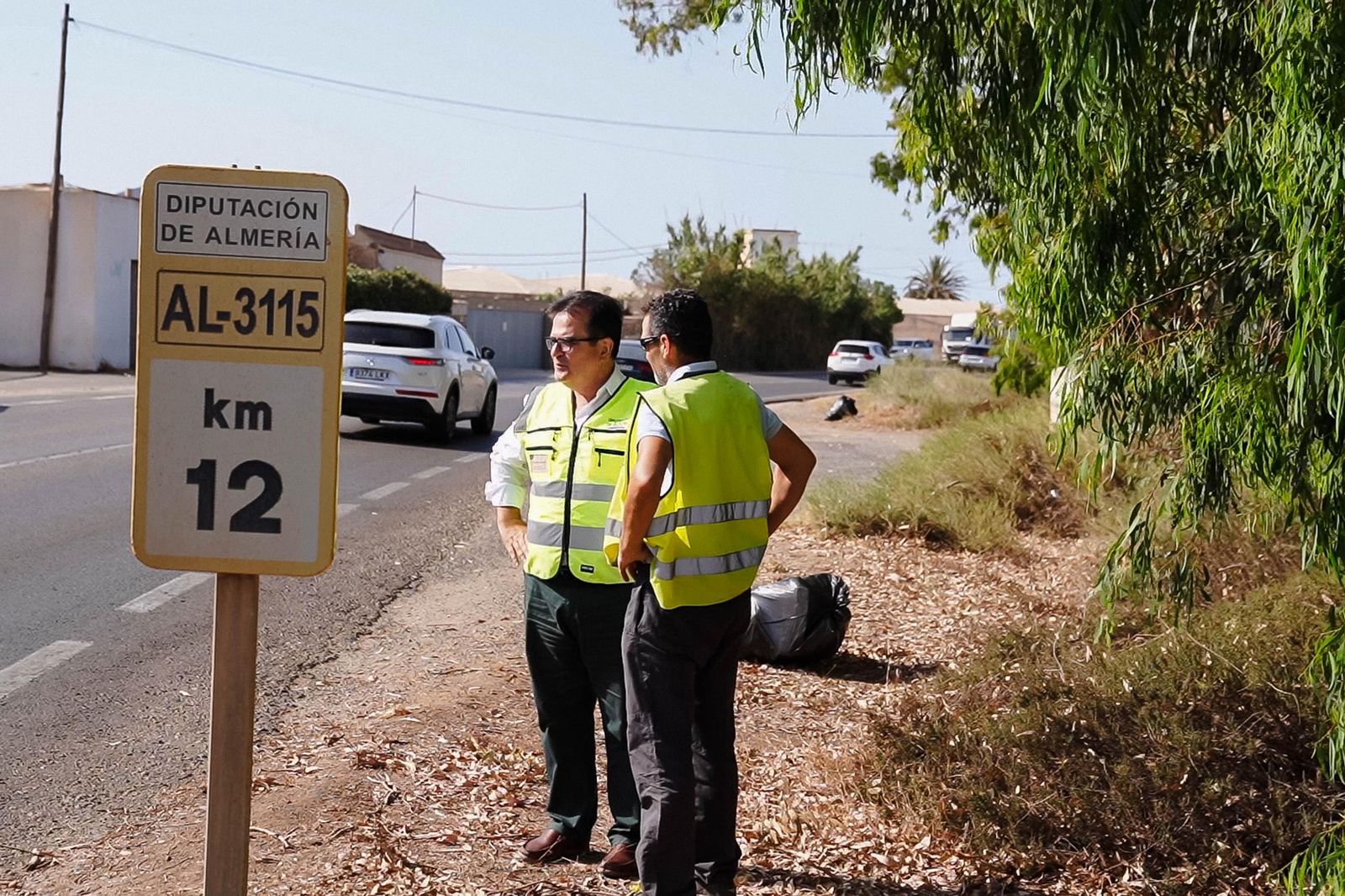 Las labores de desbroce y limpieza en el Parque Natural se han reforzado con la llegado del verano.