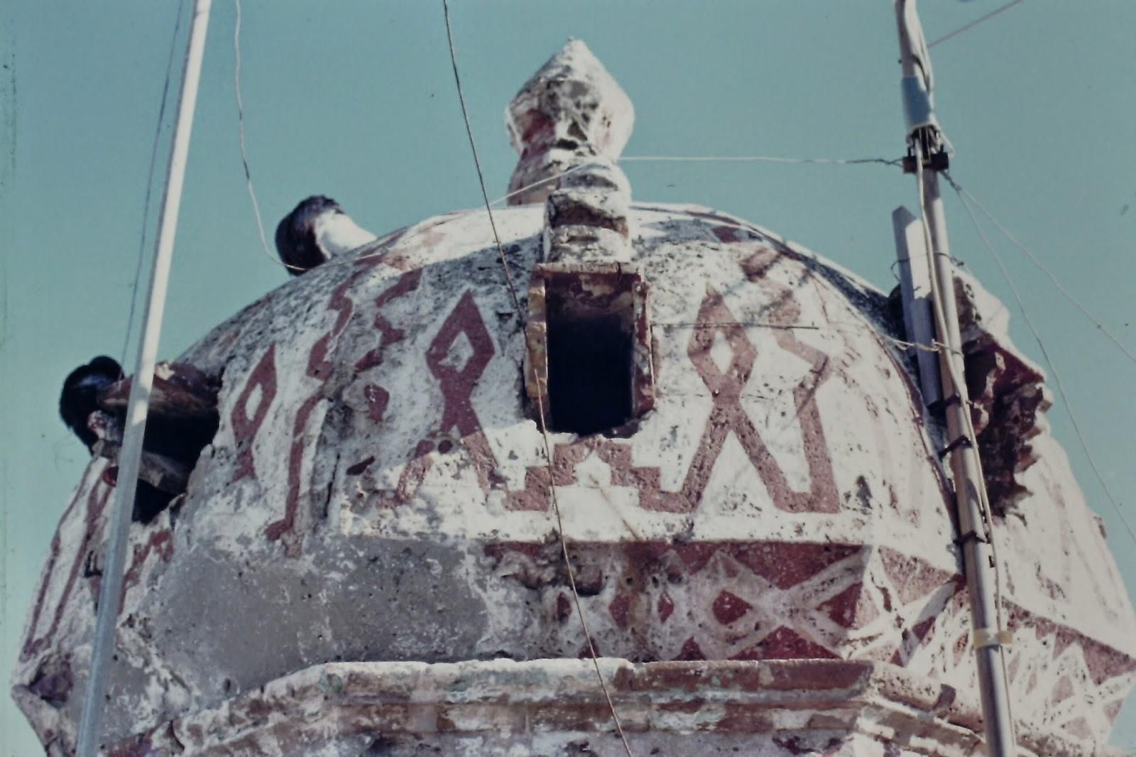 Decoración en la cupulita de remate de la garita que da acceso a la terraza de la torre.