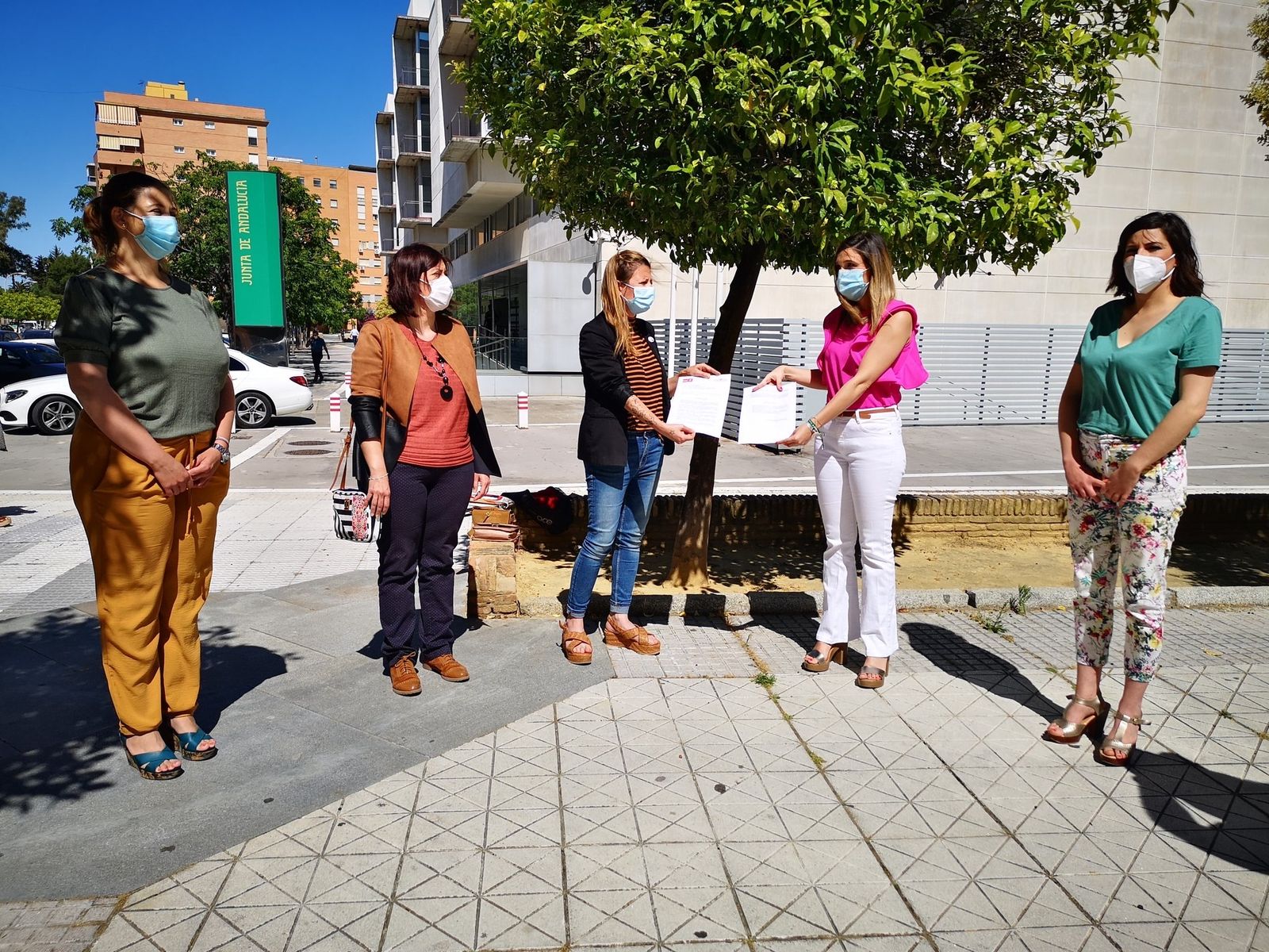 La parlamentaria del PSOE de Huelva, María Márquez, con la PNL.