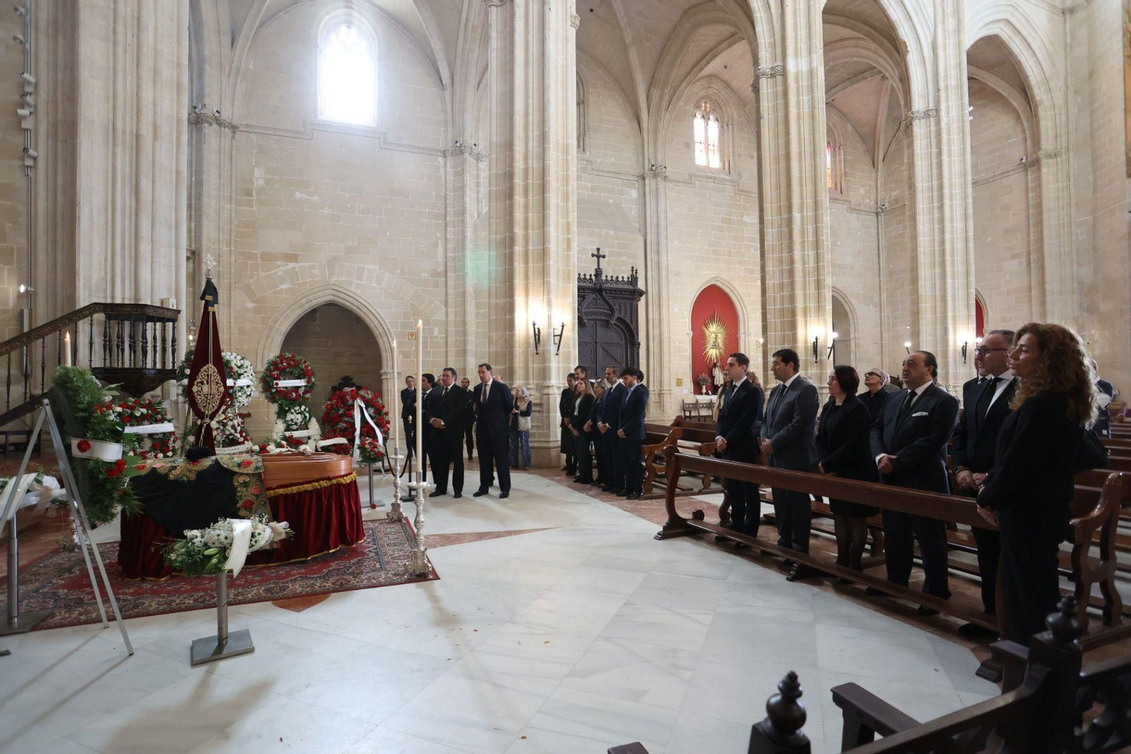Así es la capilla ardiente de Rafael de Paula en Santiago: capote, montera y la bandera gitana