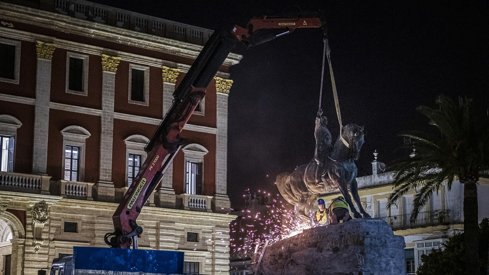 Retirada la estatua del general Varela de la plaza del Rey en San Fernando