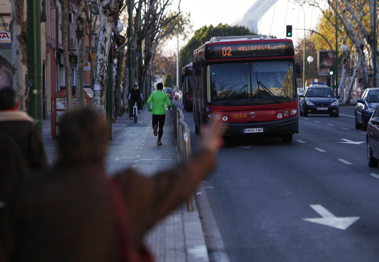 Un autobús de la línea 2 de Tussam.