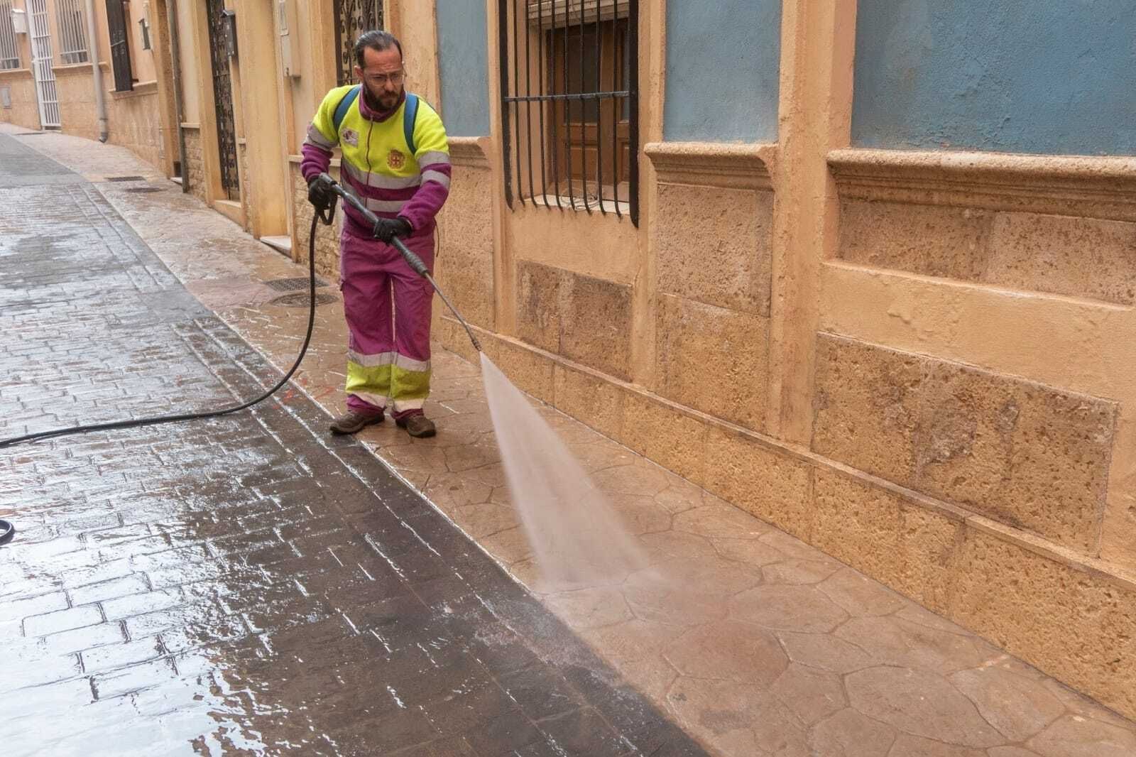El dispositivo de limpieza intensiva alcanza este domingo la zona comprendida entre La Alcazaba y La Almedina