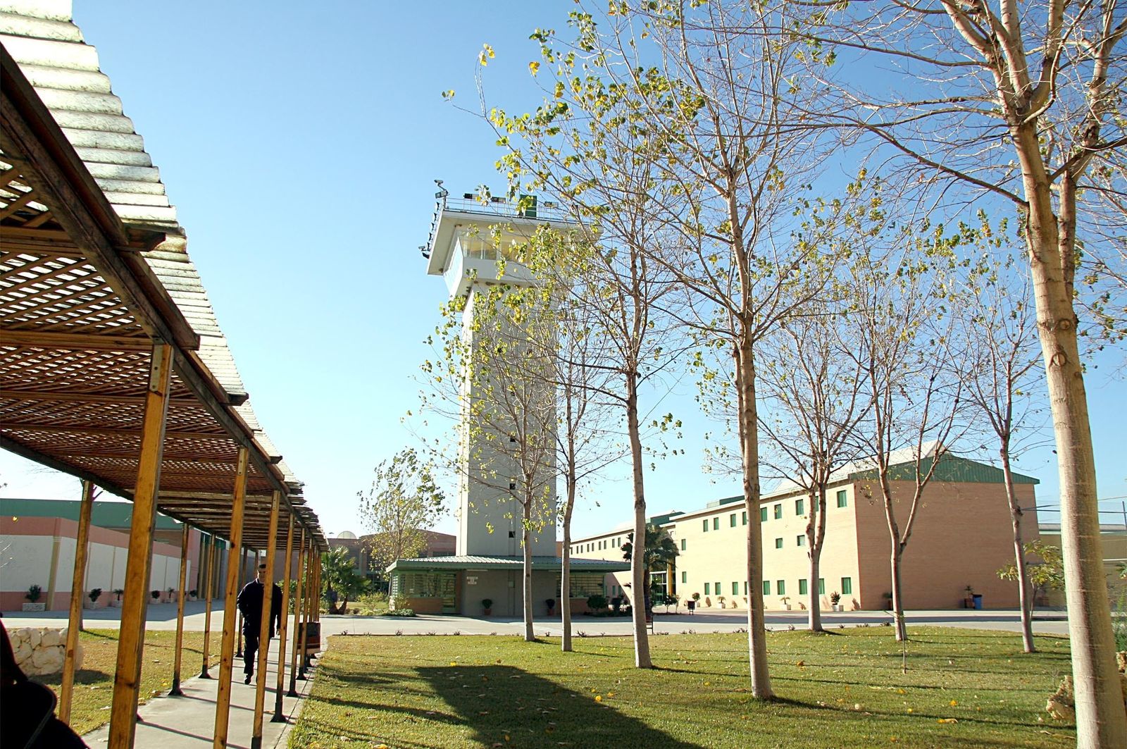 Patio central y torre de control del centro penitenciario de Huelva.