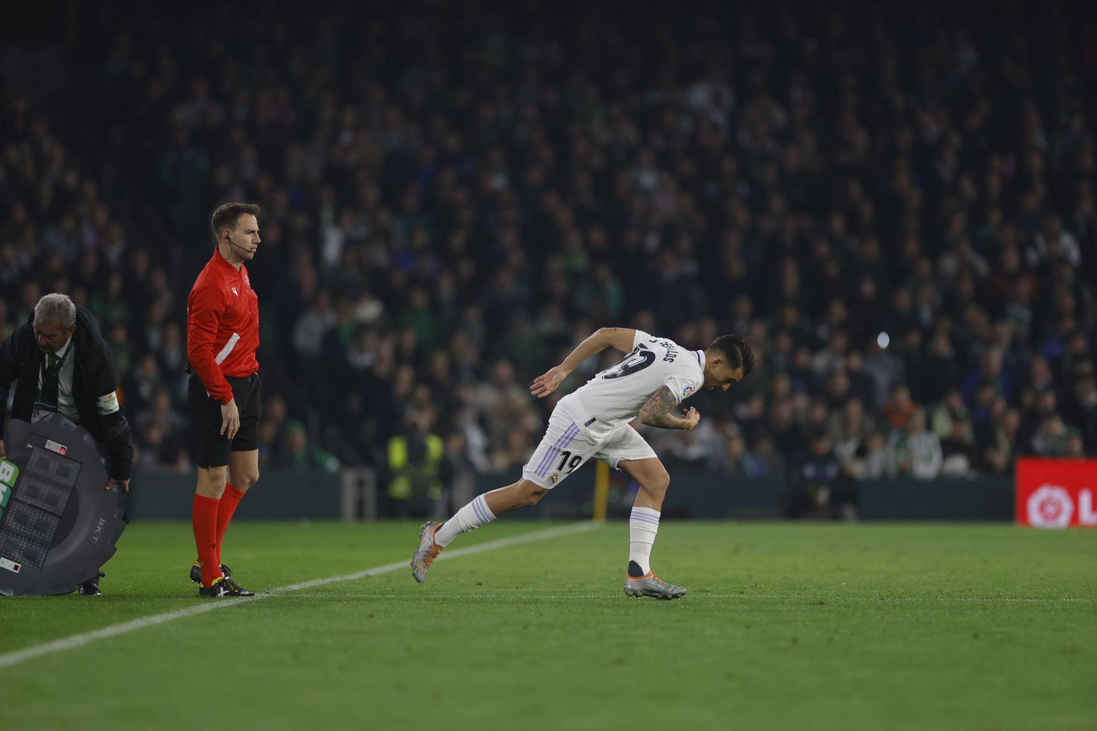 Dani Ceballos, en el momento en el que salta al Villamarín en el último Betis-Real Madrid.