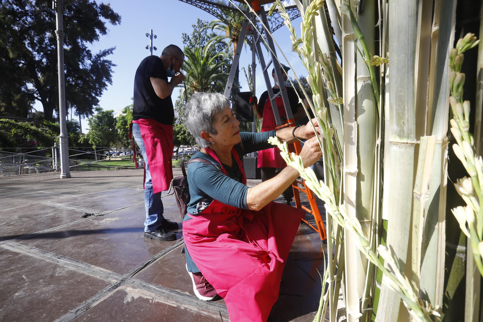 La Guerrilla de flores de Flora inunda el Paseo de la Victoria, en imágenes