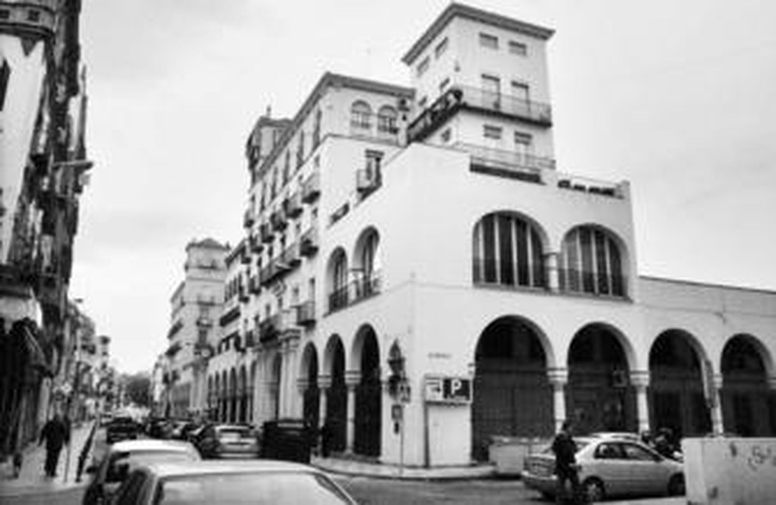 El inmueble que ha albergado las dependencias de Recaudación, en Pastor y Landero.