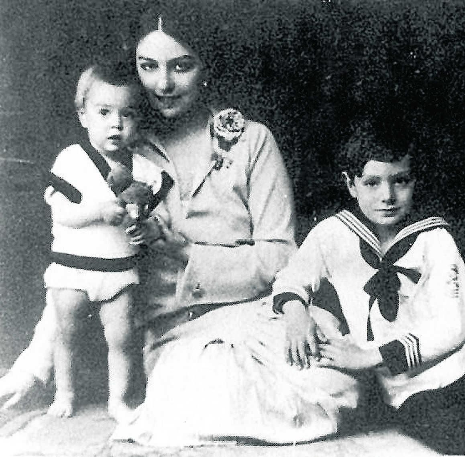 María Teresa León comn sus hijos.