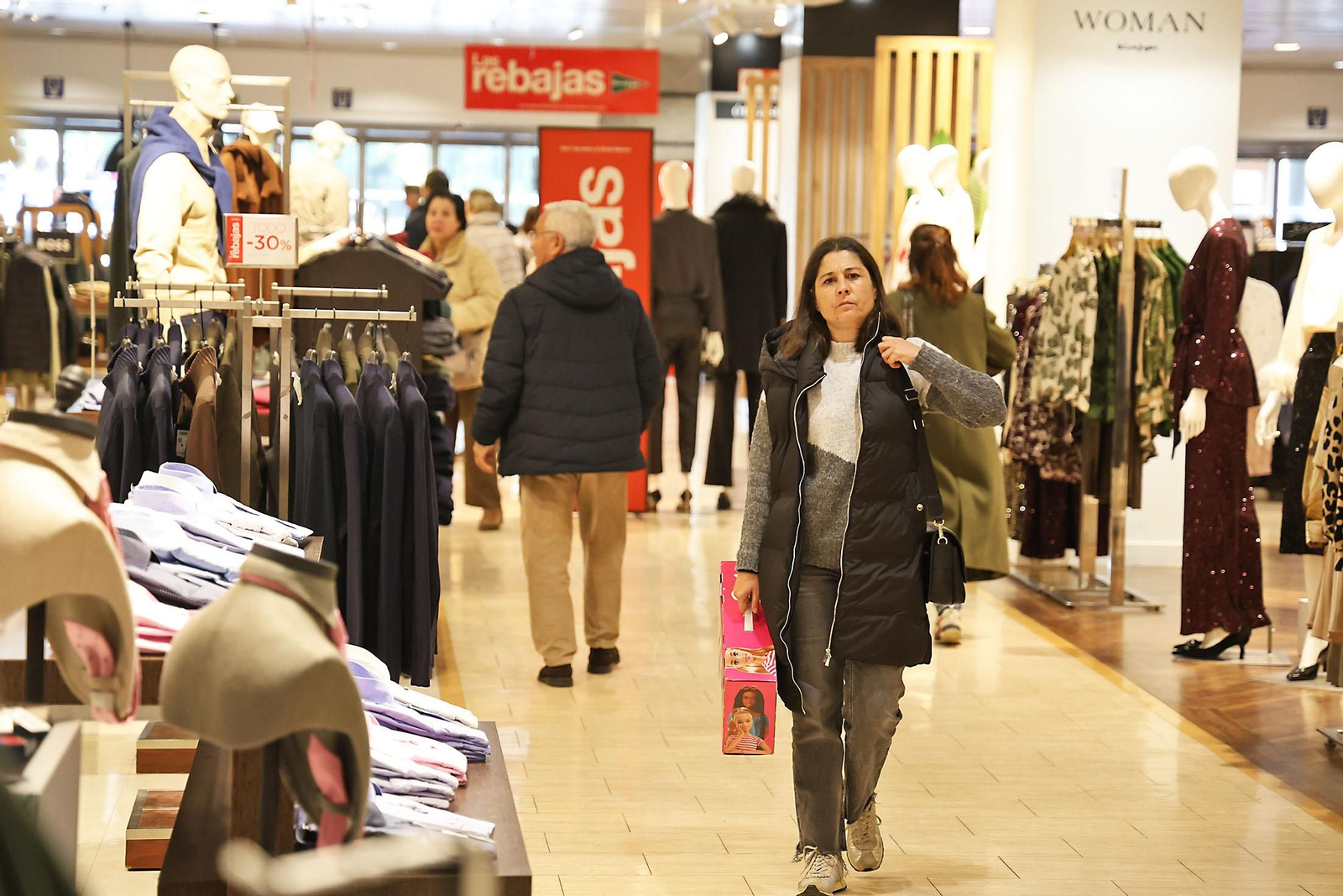 Imágenes del comienzo de las rebajas en Huelva