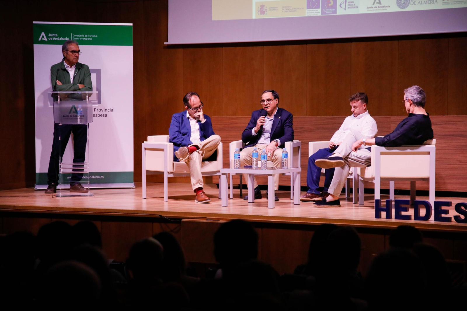 Imágenes de la presentación del documental "Almagrera, un sueño minero" en la biblioteca Villaespesa de Almería