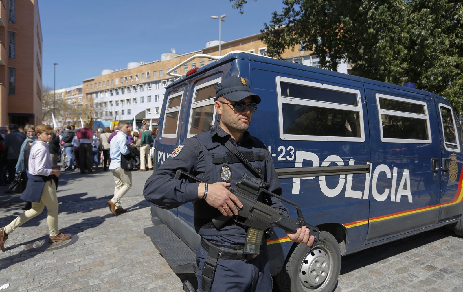 Un agente de la Unidad de Intervención Policial (UIP) monta guardia con arma larga.