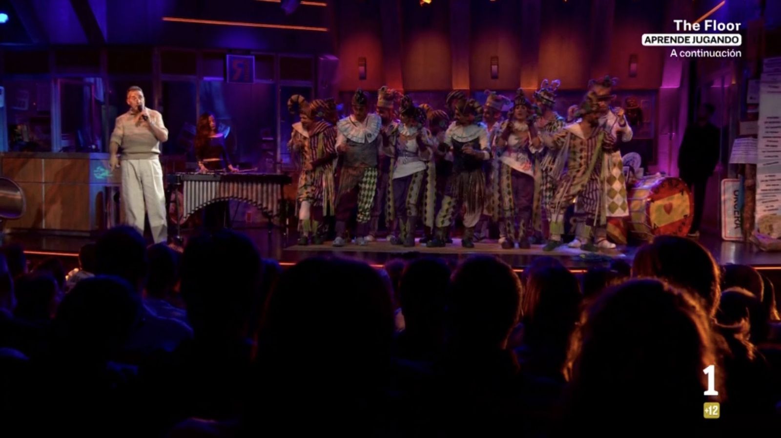 La comparsa 'DSAS3', junto a Jorge Drexler en el programa 'La revuelta', de La 1 de RTVE.