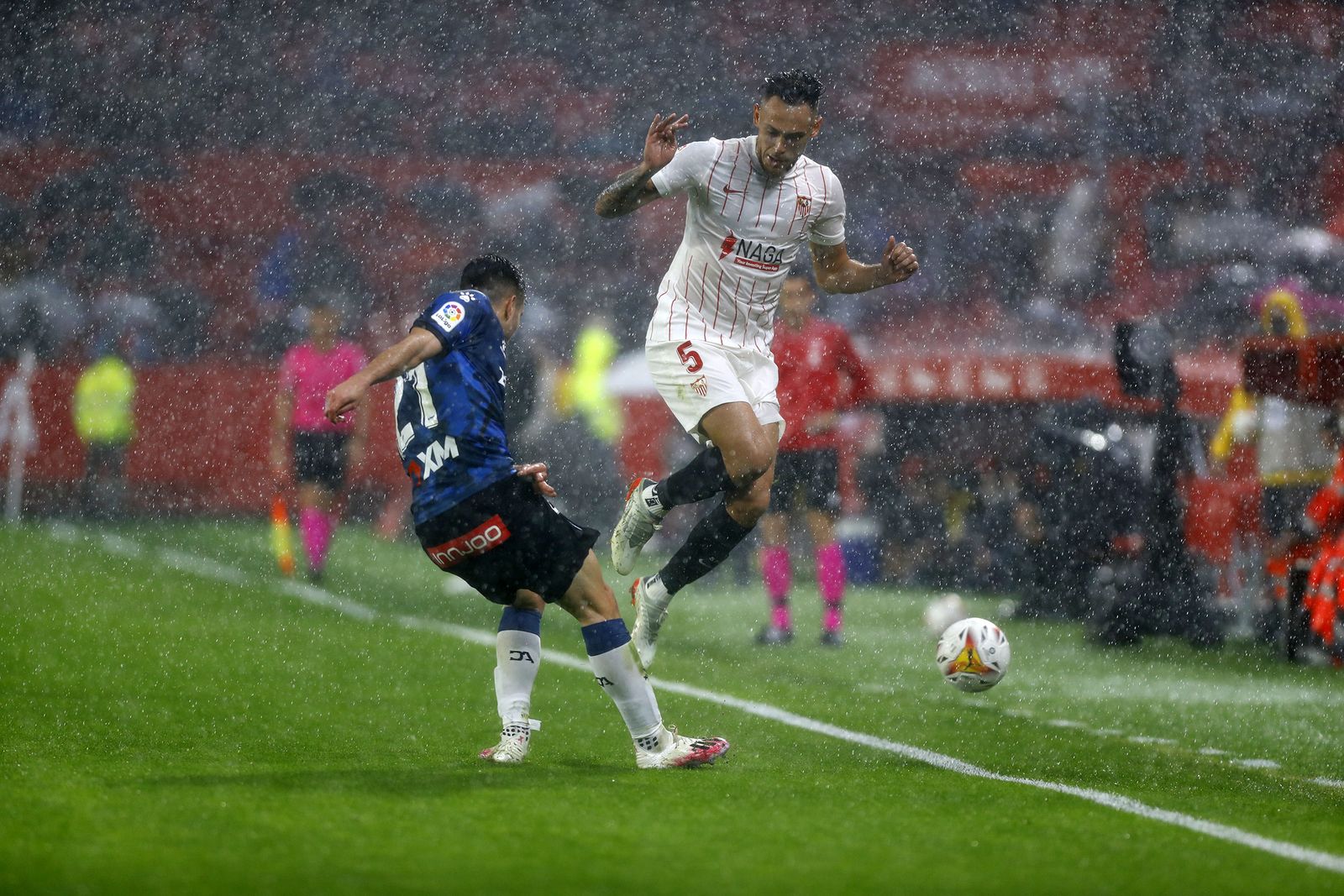 Ocampos salta ante Martín bajo el diluvio en Nervión.