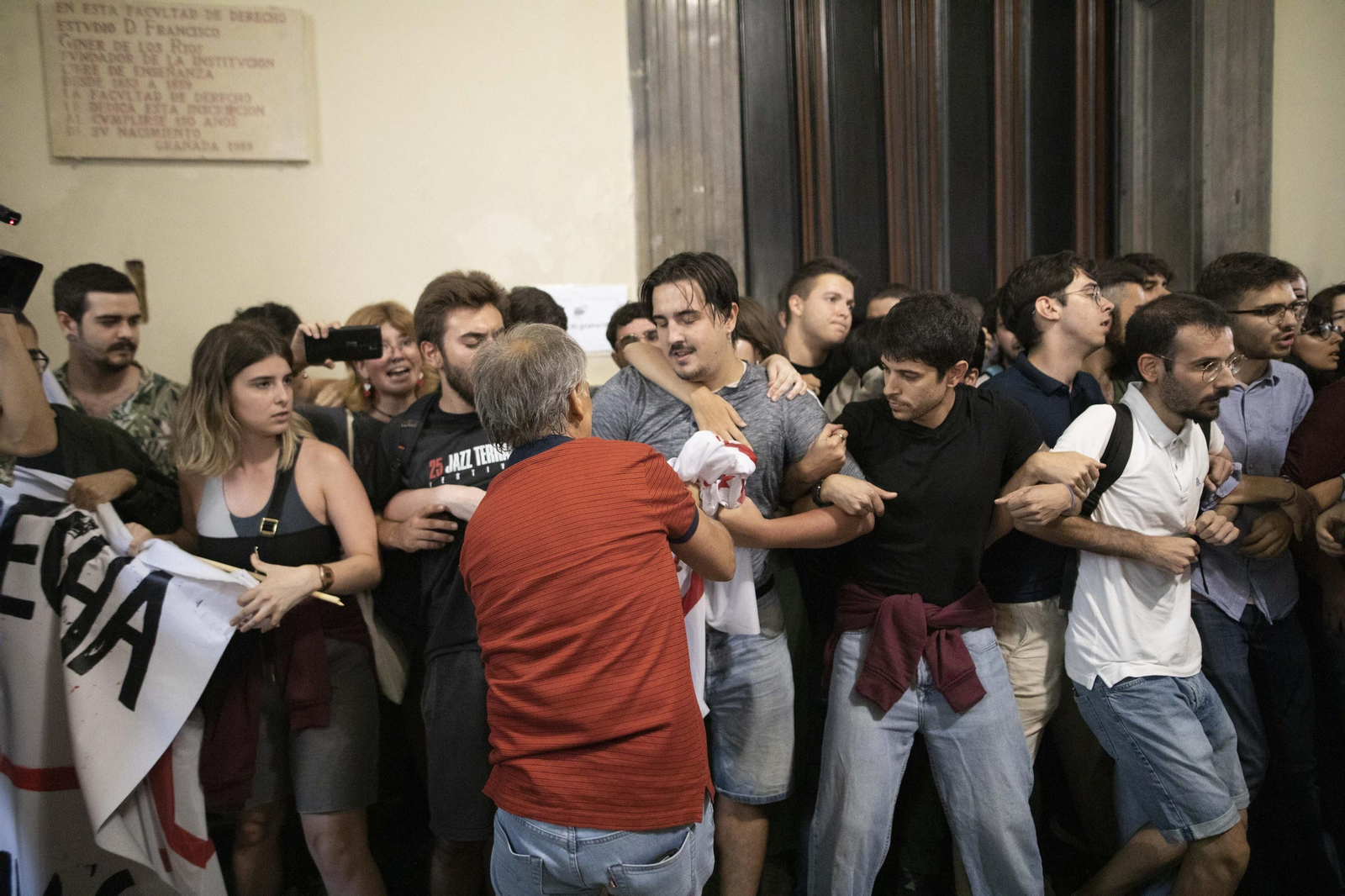 Altercados en la conferencia de Macarena Olona en Granada