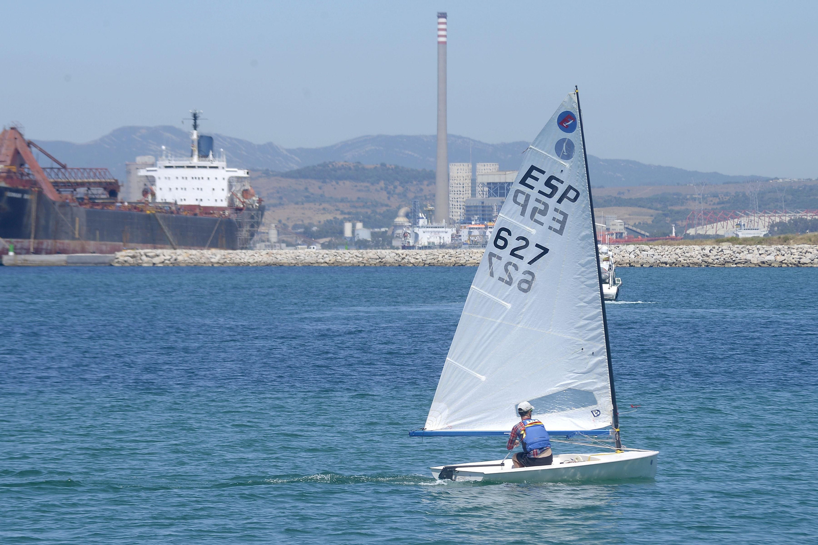 Una de las embarcaciones participantes en la concentración, este sábado en la playa de Poniente de La Línea
