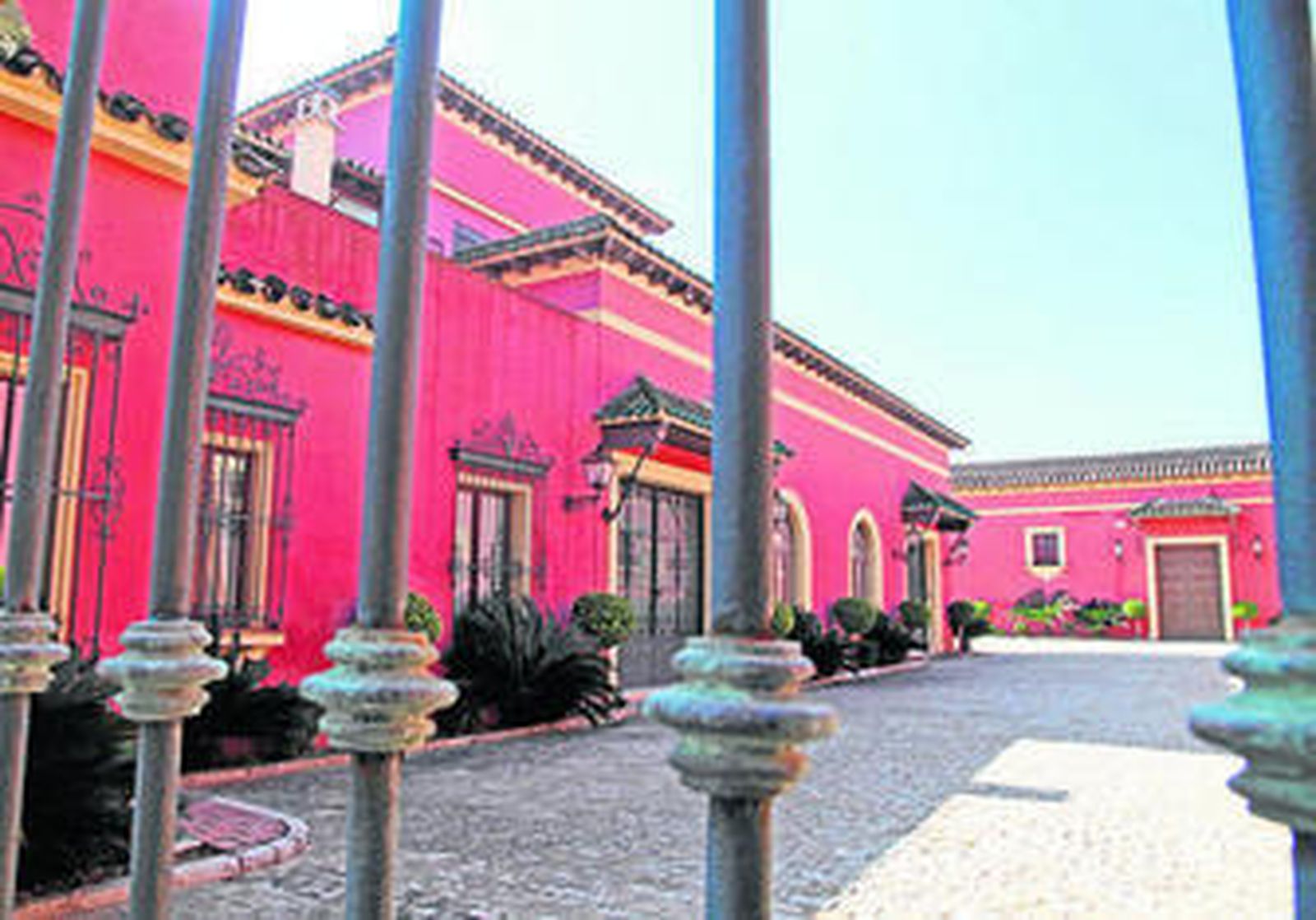 Acceso principal al complejo bodeguero de Valdivia, con la Villa del Duque a la izquierda de la imagen.