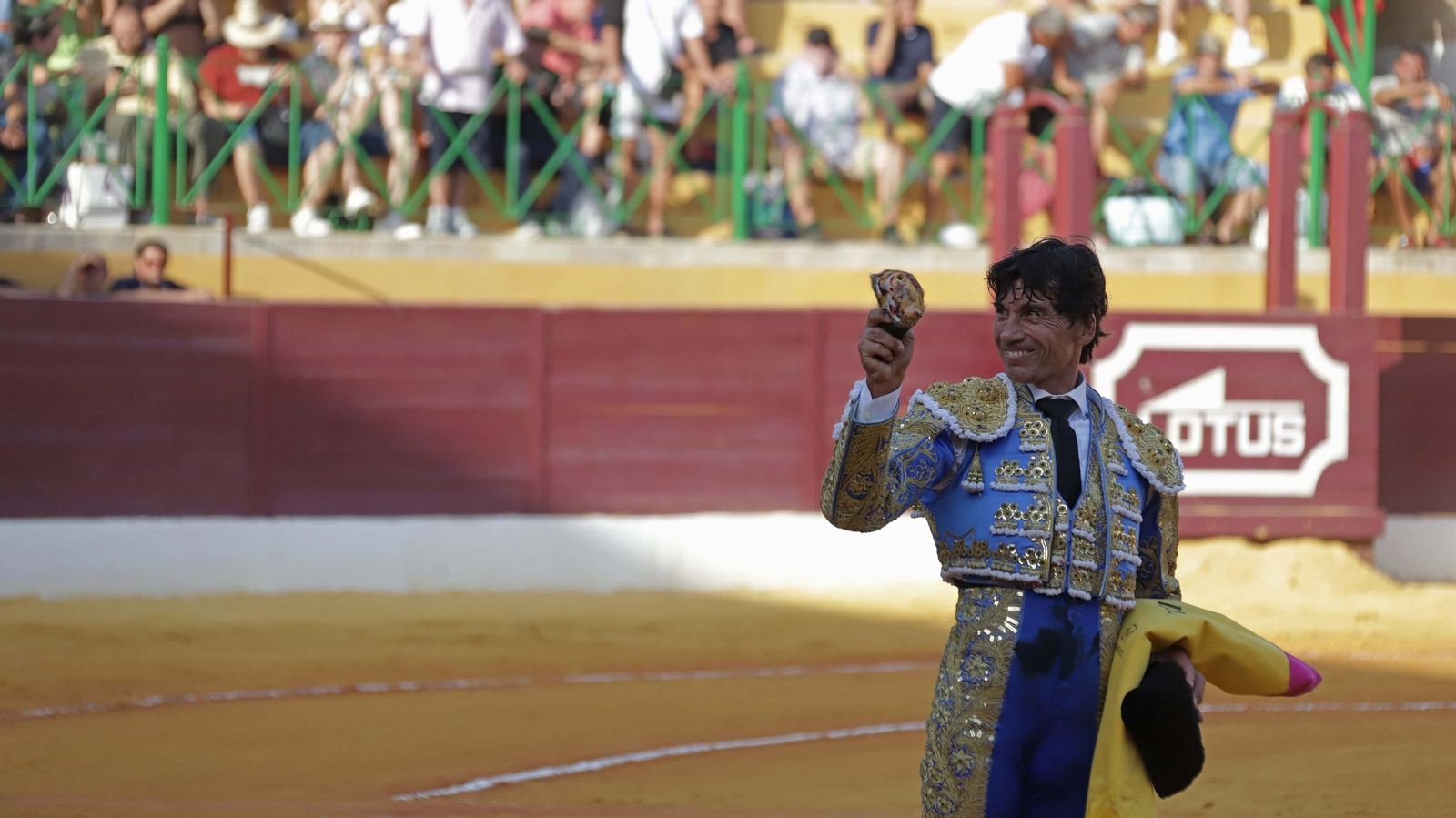Fotos de la corrida del viernes de la Feria de La Línea: Curro Díaz, Manuel Escribano y David Galván