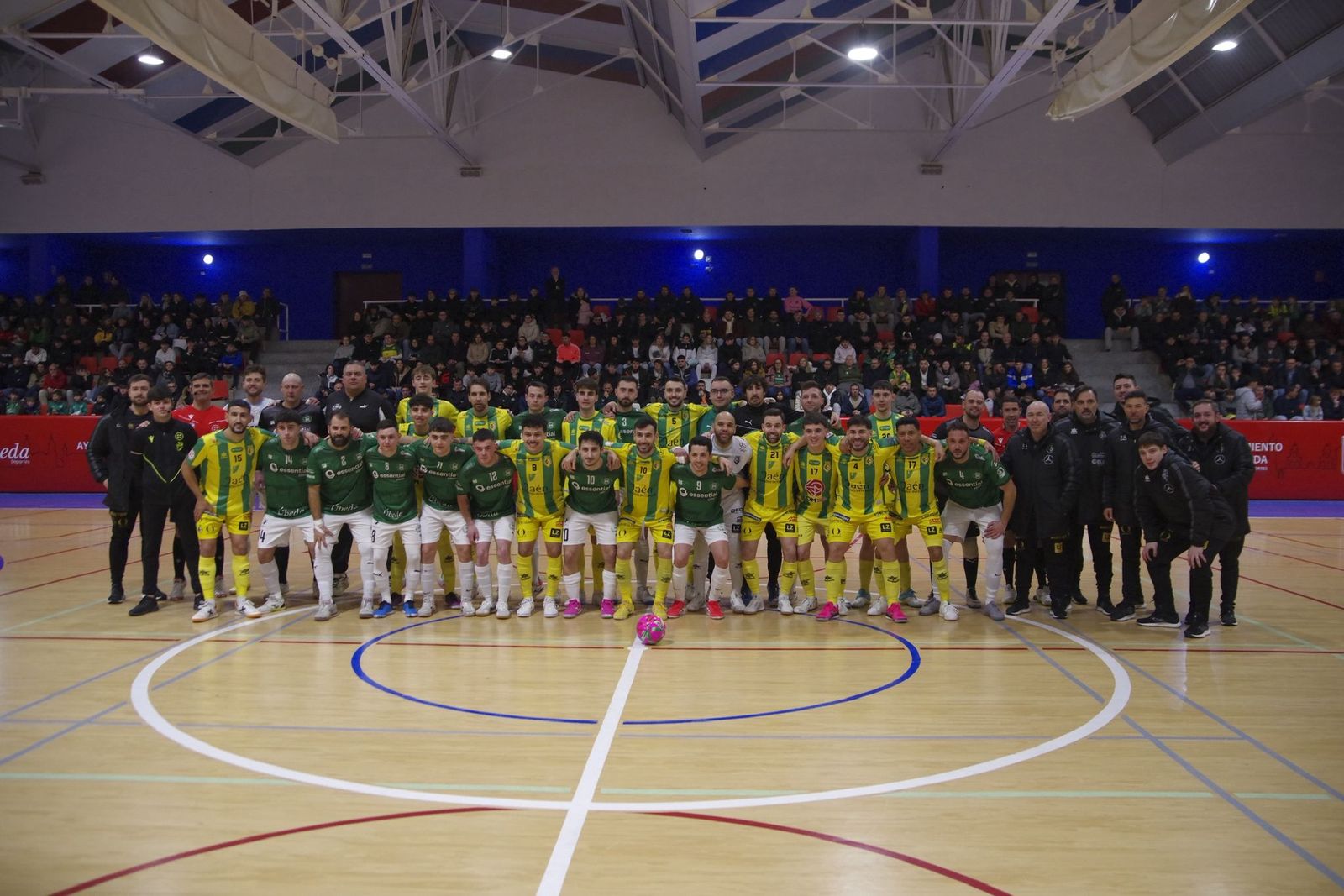 Foto de familia de los dos equipos.