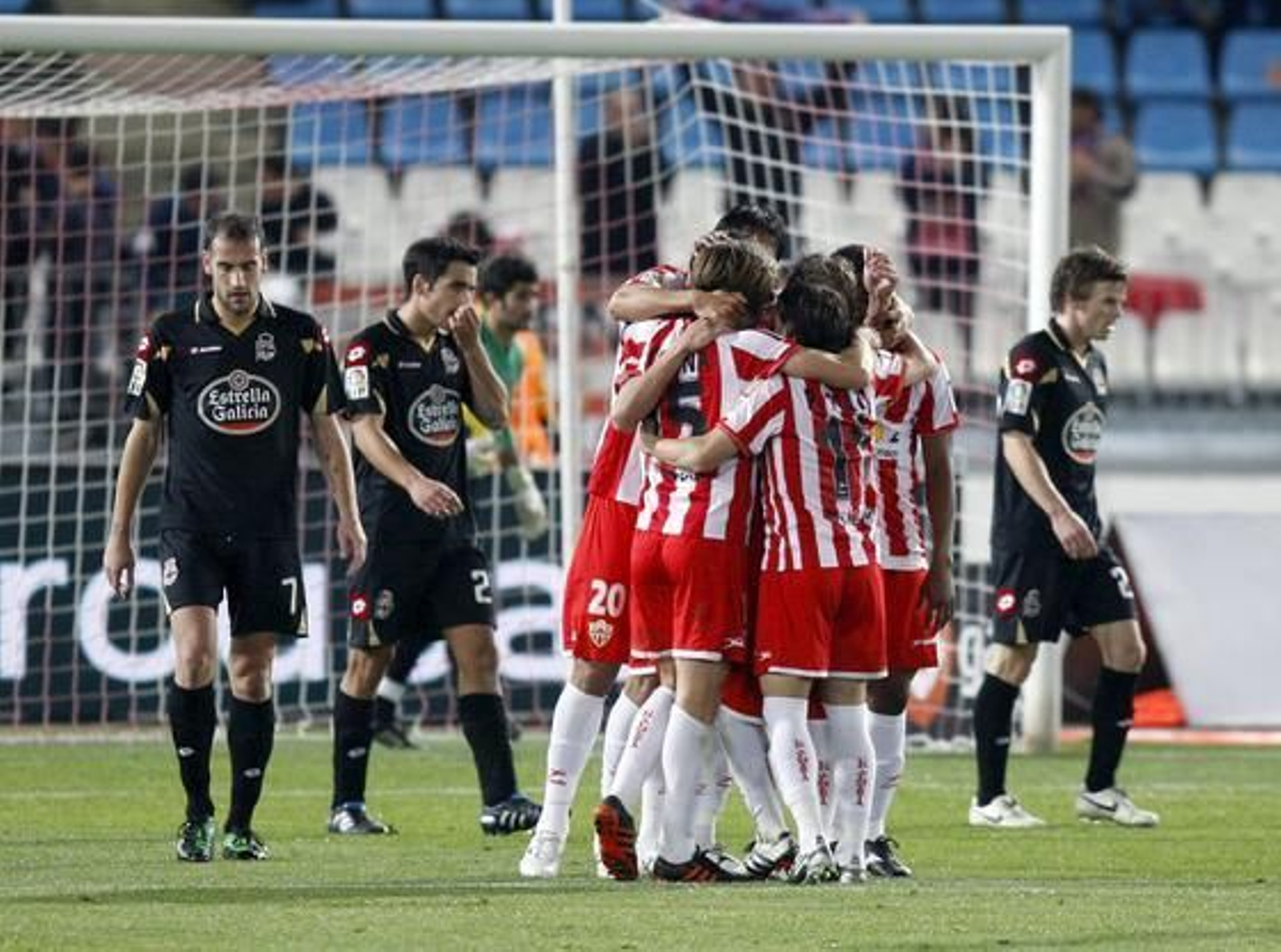 El Almería viajará con ventaja a Riazor tras ganar 1-0 al Deportivo en la ida de cuartos de final de la Copa del Rey. / EFE