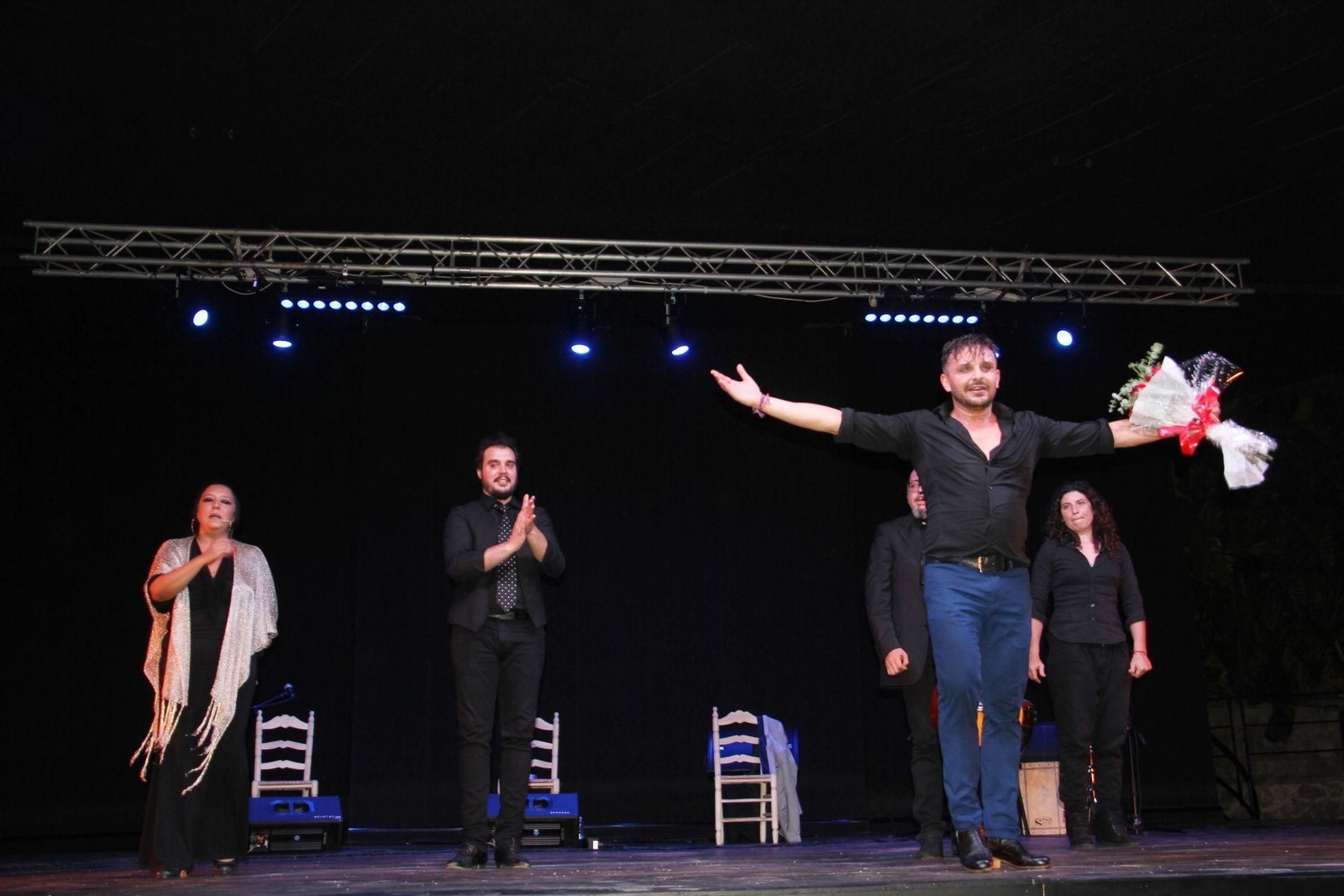 Los bailaores recibiendo la aclamación del público.