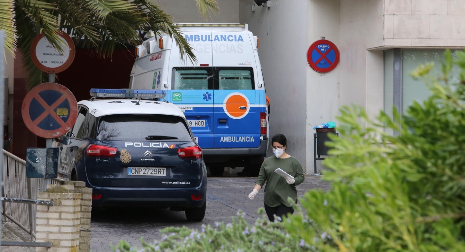 Una ambulancia y un coche de la Policía Nacional, este lunes, en el hospital de Jerez.