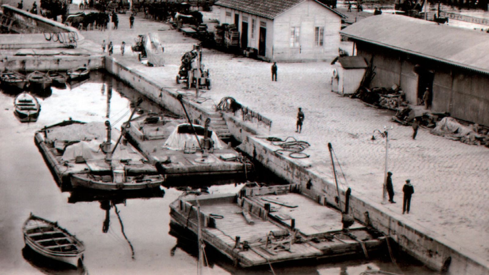 Chalanas de obras de la Junta atracadas en la dársena de Villanueva.