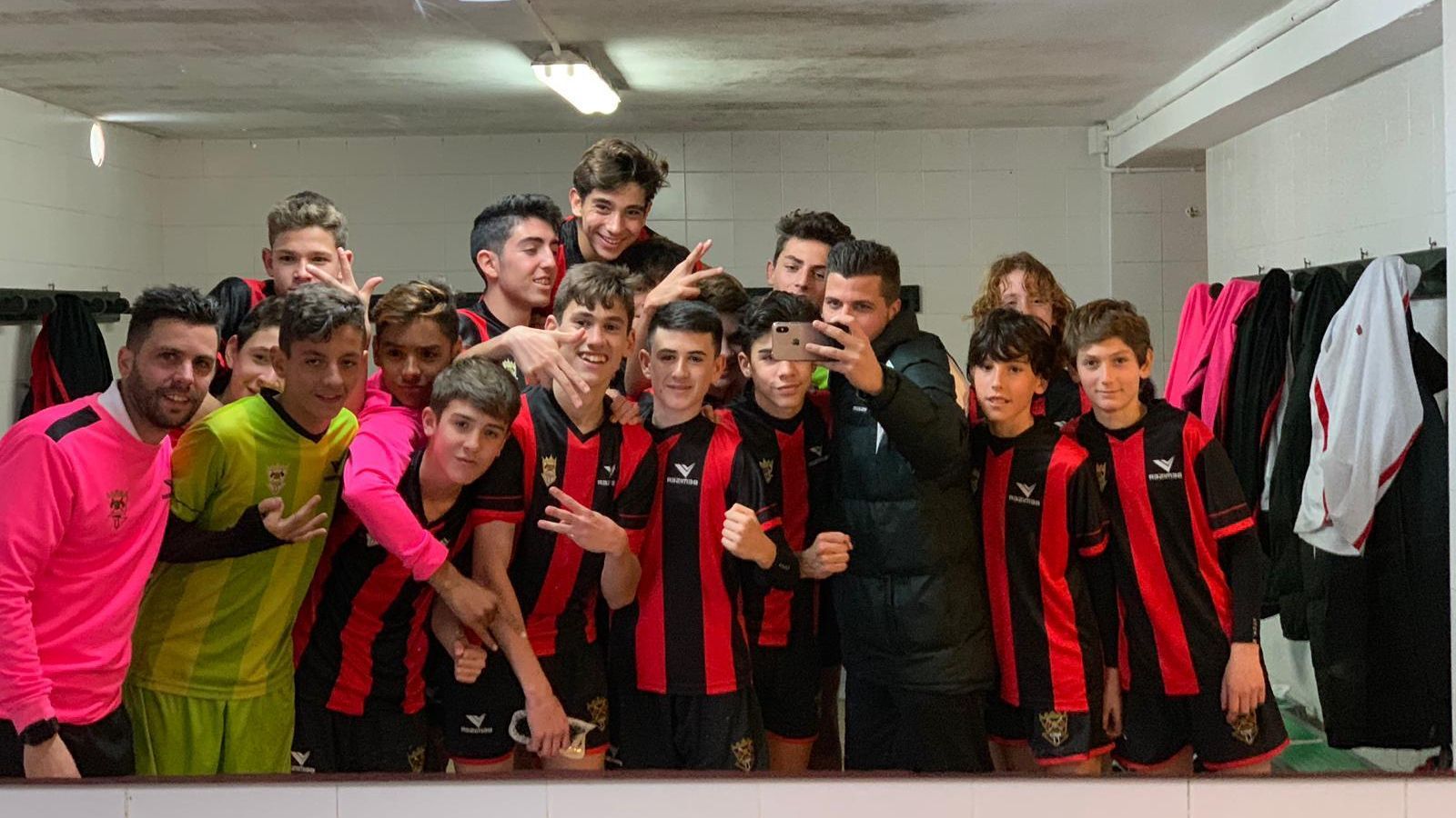 Los jugadores del Séneca celebran su triunfo ante el Apedem Montilla.