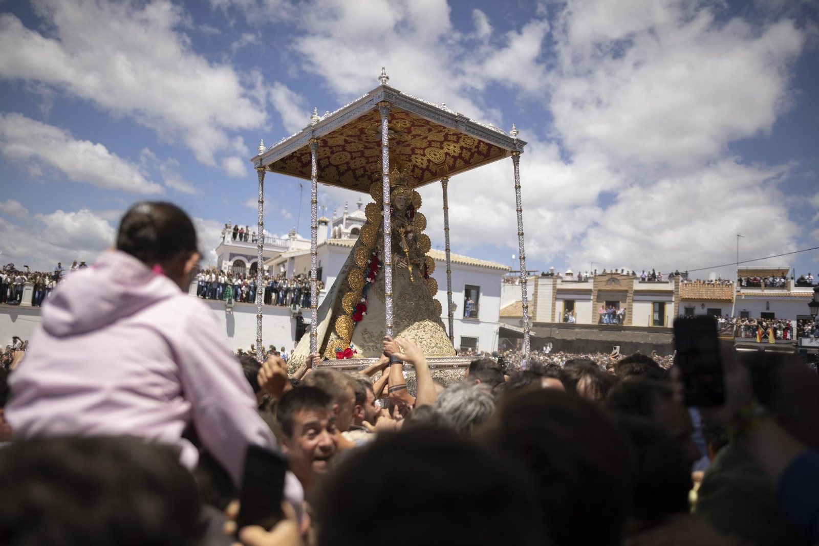 Las mejores imágenes de la procesión de la Virgen del Rocío en la aldea