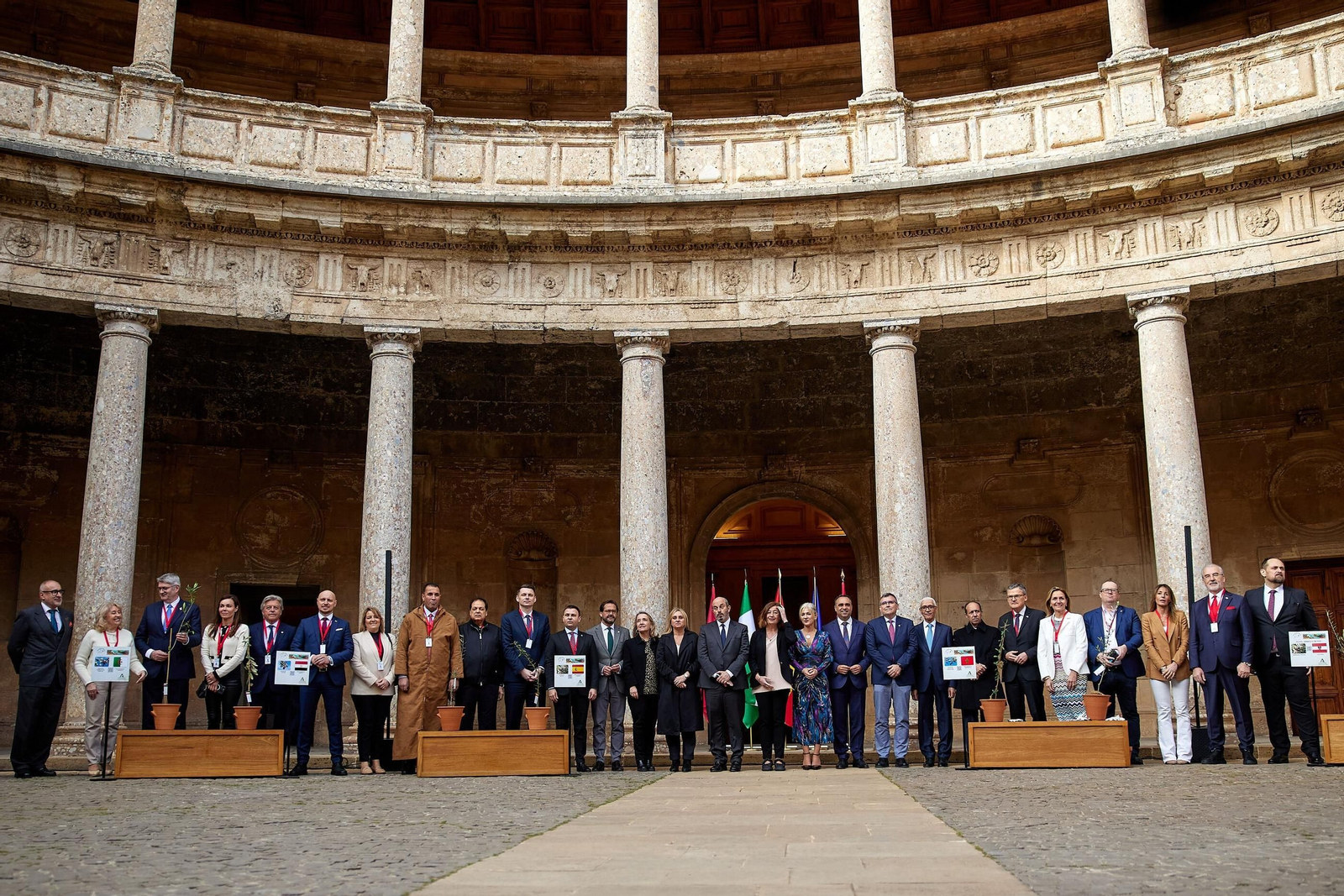 Todas las imágenes de la plantación del jardín de la paz en la Alhambra de Granada