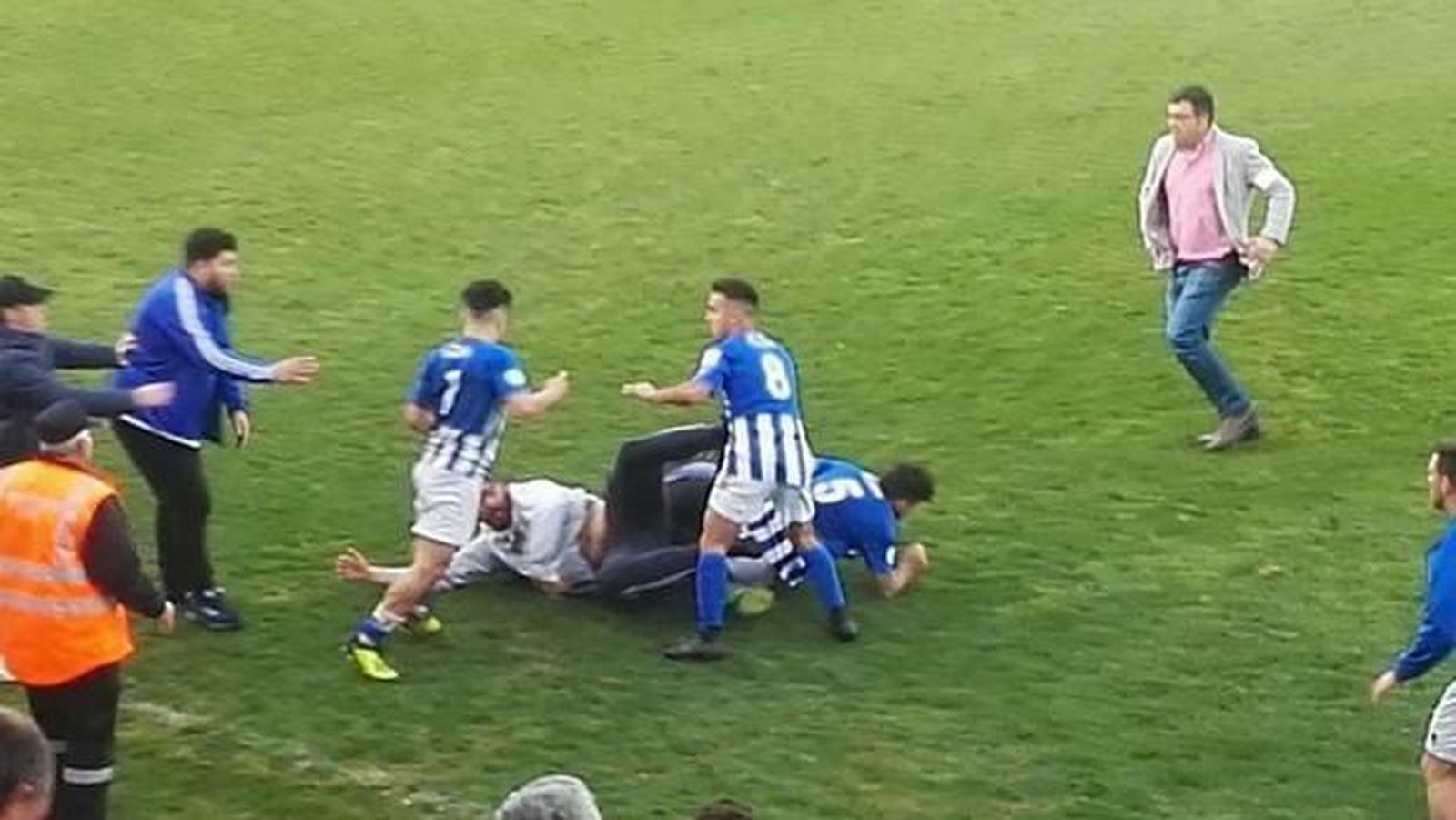 Los aficionados del Xerez CD golpean a los futbolistas del Écija