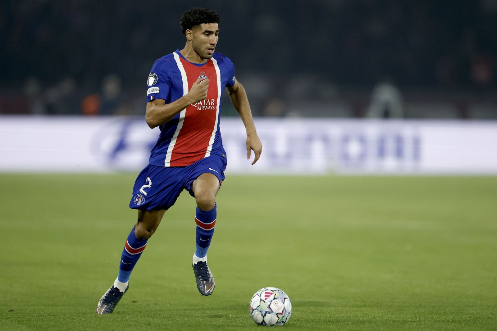 PSG 아슈라프 하키미가 바르셀로나와 챔피언스리그 경기에서 드리블하는 장면 사진 32