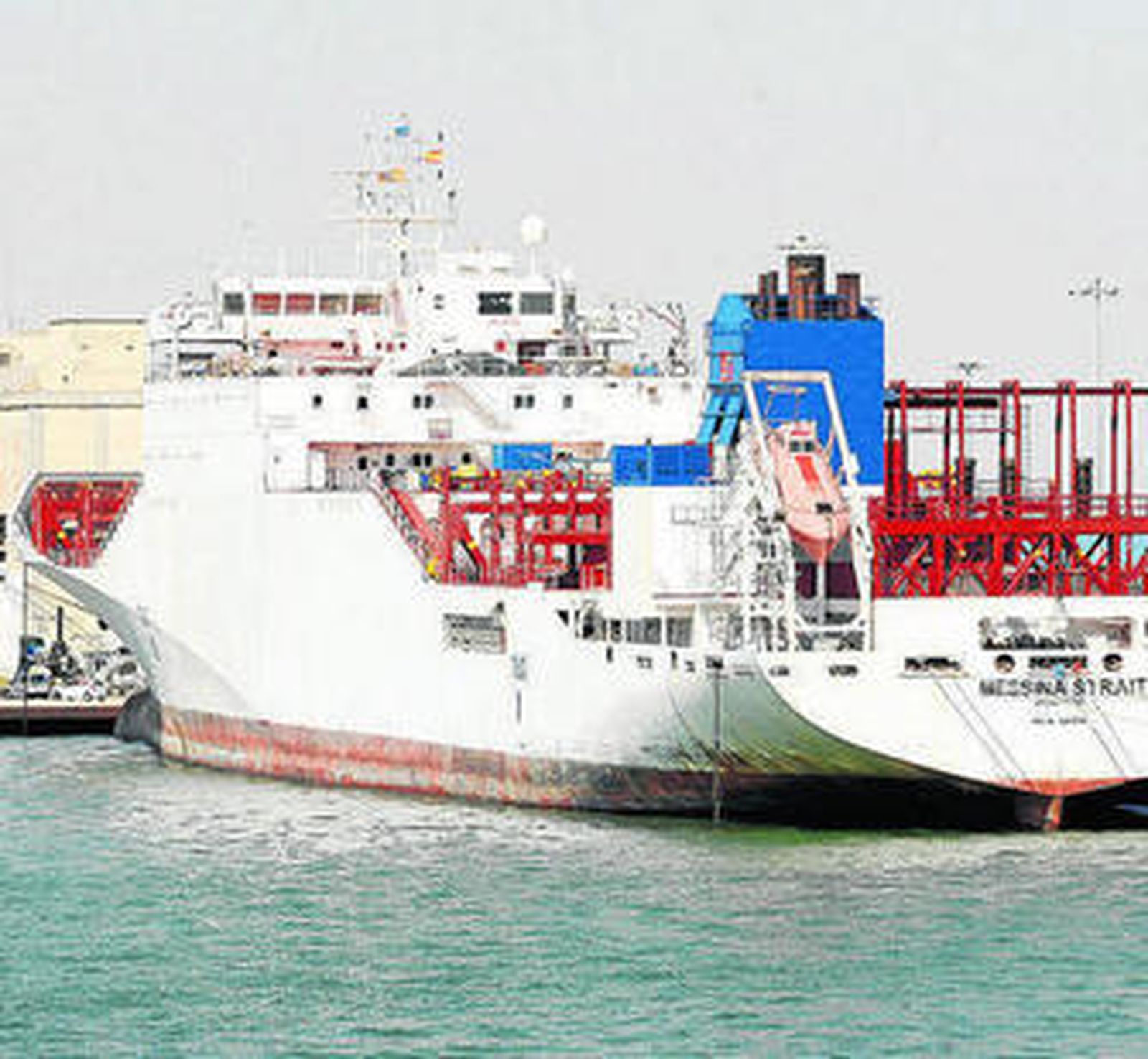El 'Messina Strait' permanece amarrado al Muelle Marqués de Comillas.