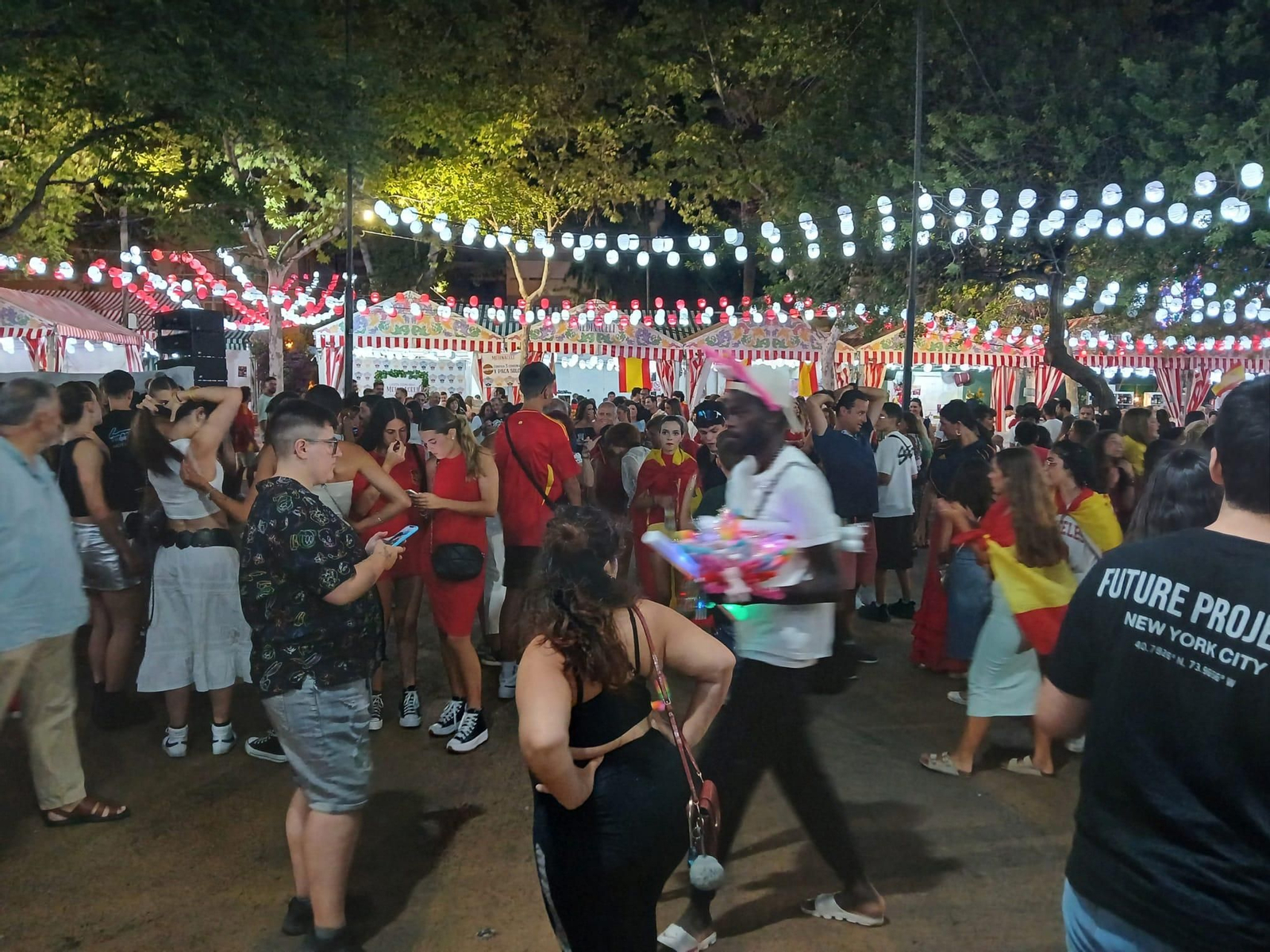 Así se ha vivido el triunfo de España desde la Feria de San Fernando: búscate en las imágenes