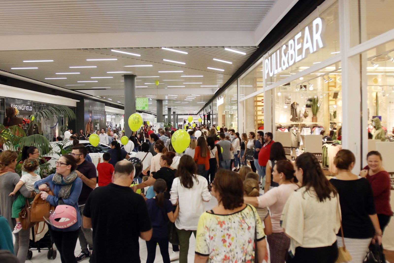 Varias personas en el centro comercial La Sierra.