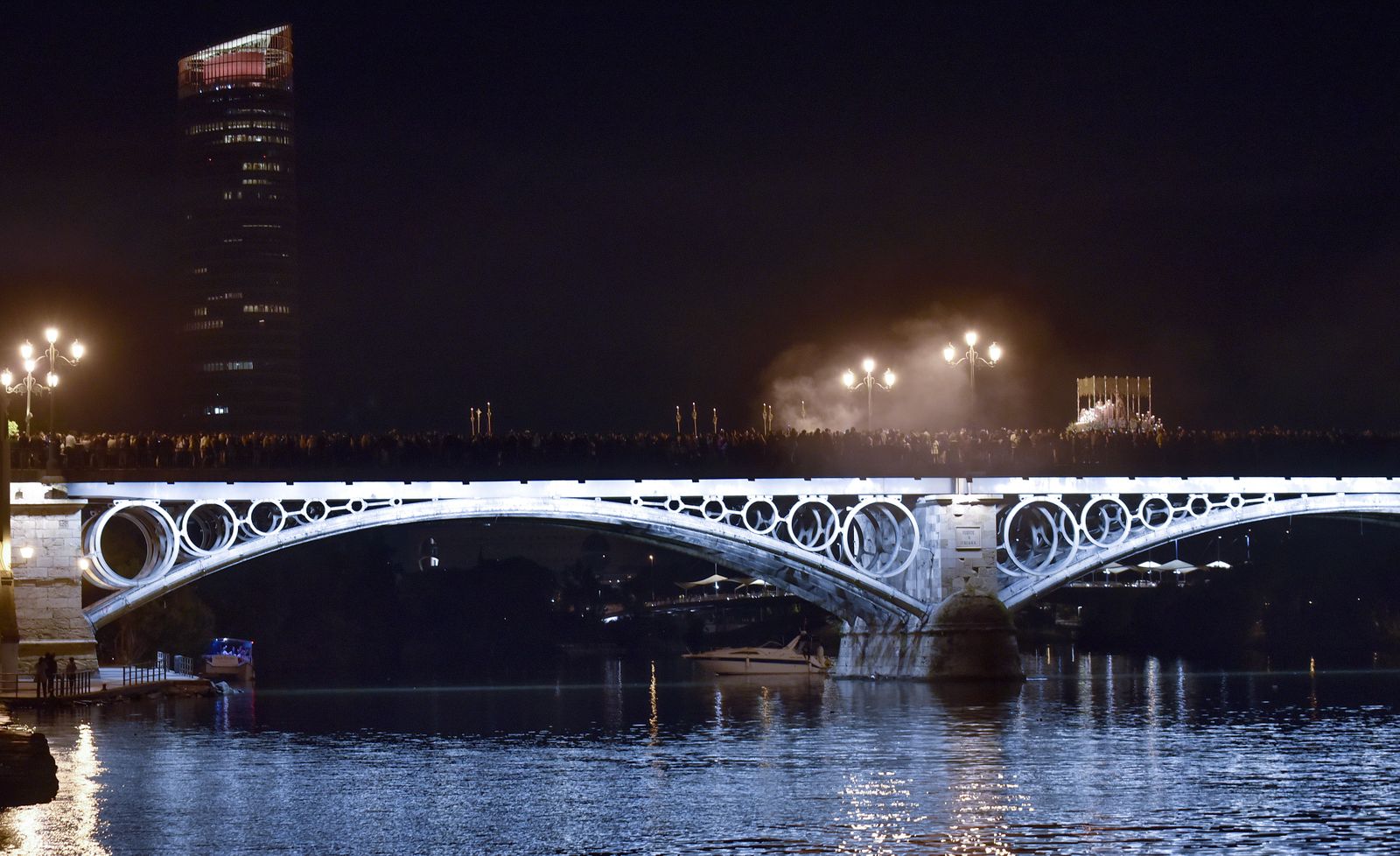 El regreso de la Esperanza de Triana, en imágenes