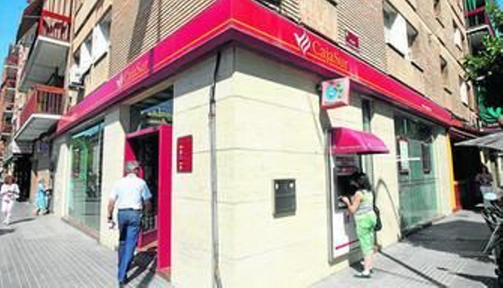 Clientes en la oficina de la avenida del Aeropuerto, ayer por la mañana.