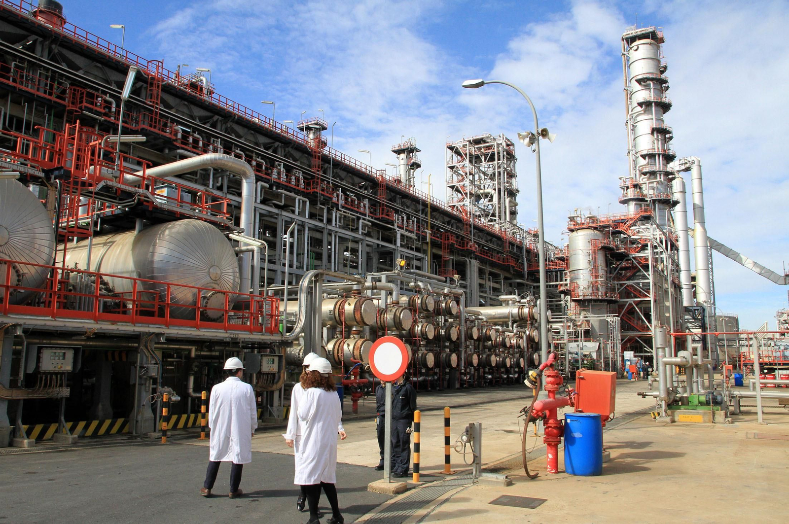 Instalaciones de la refinería La Rábida que tiene la compañía Cepsa en Palos.