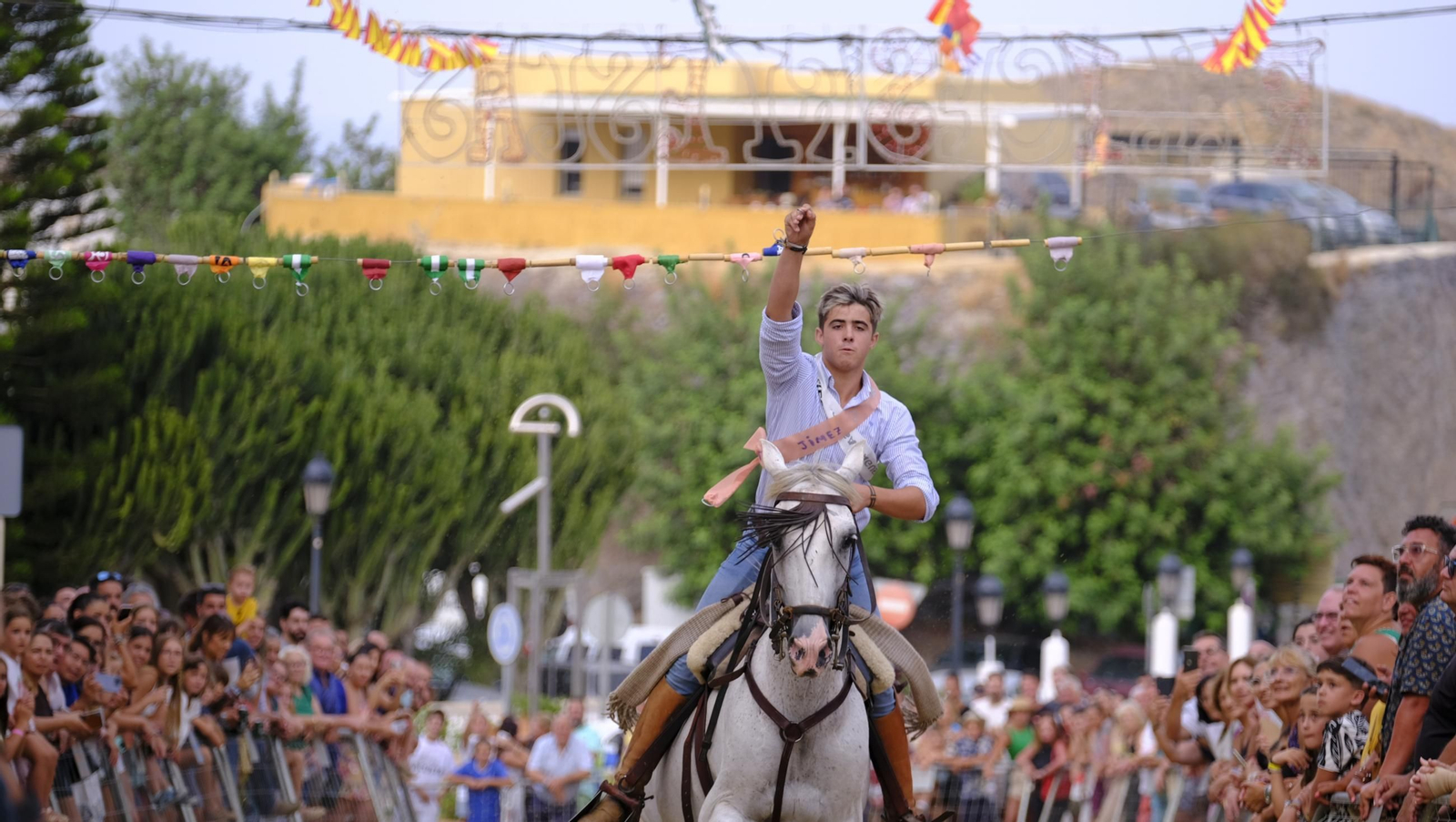 La popular carrera de cintas a caballo de las Fiestas de Mojácar, en imágenes