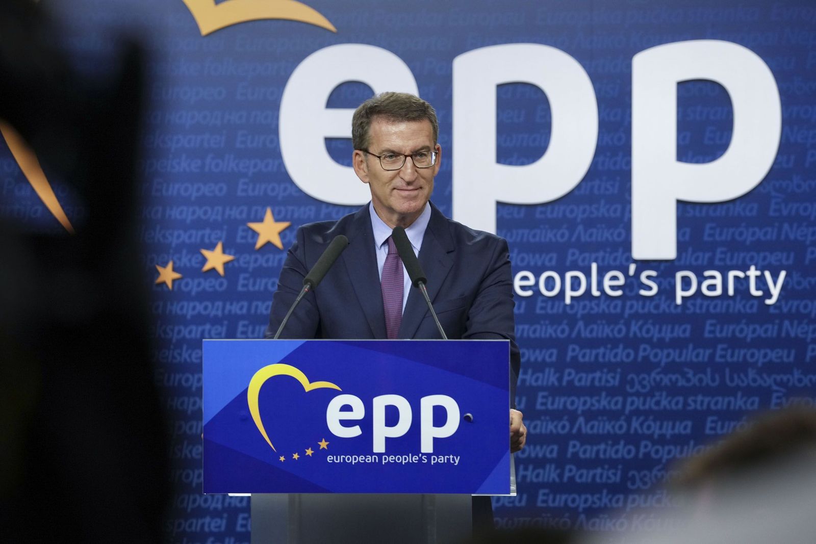 Alberto Núñez Feijóo atiende a los medios en la sede del EPP.